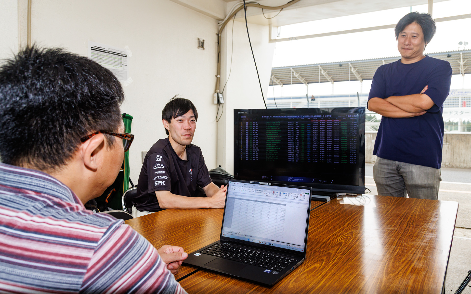 監督とドライバーでレースの戦略について話し合う