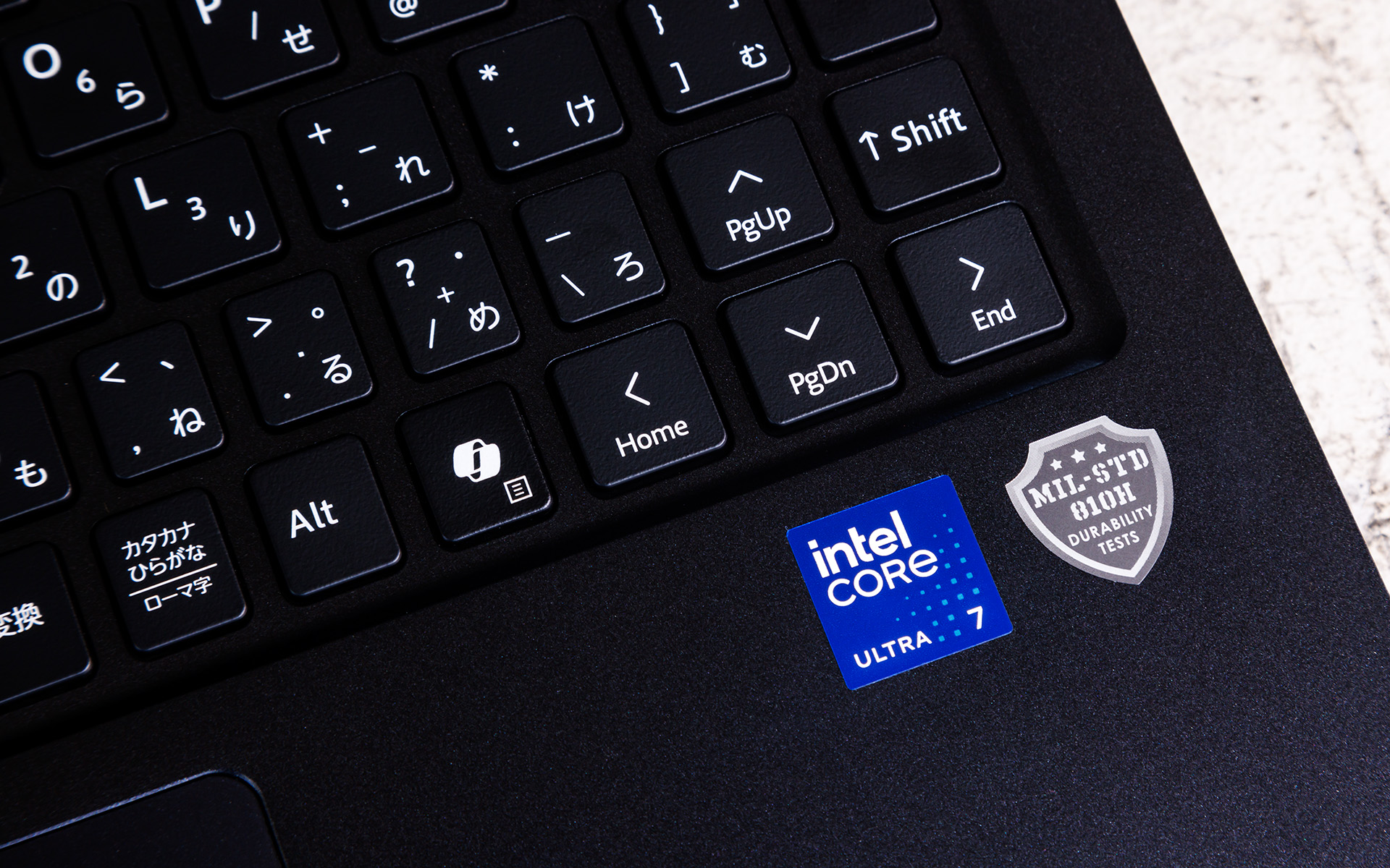 ピットの端に置いて使うこともある。落とさないように注意しているが、アメリカ国防総省が調達する物資に対して、過酷な環境でも問題なく利用できるように定めた高い堅牢性と耐久性の証、MIL規格準拠で万一の際も安心だ