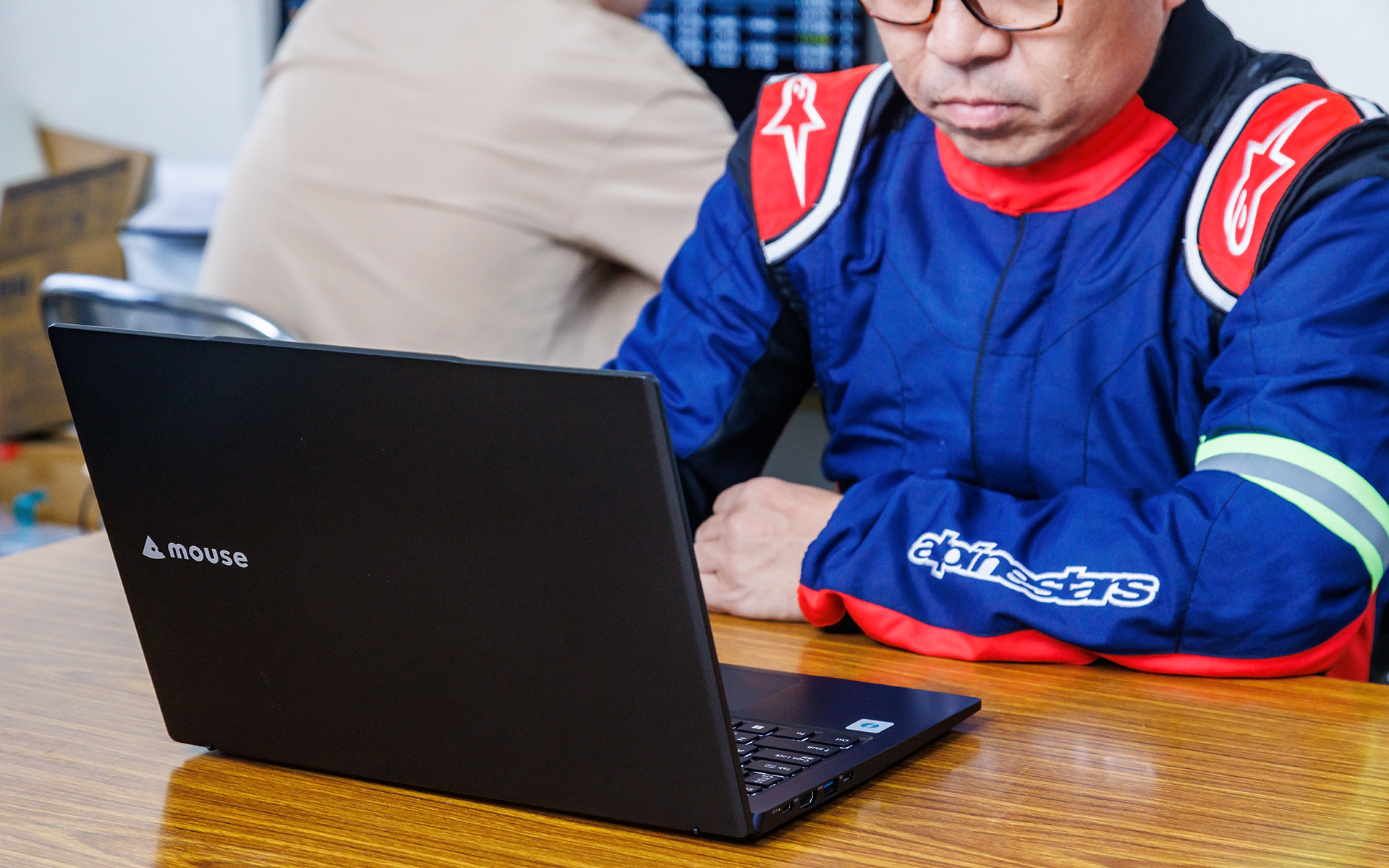 決勝がスタート。監督が数値を確認したり、スタッフと話し合ったりしながらレースを展開していく