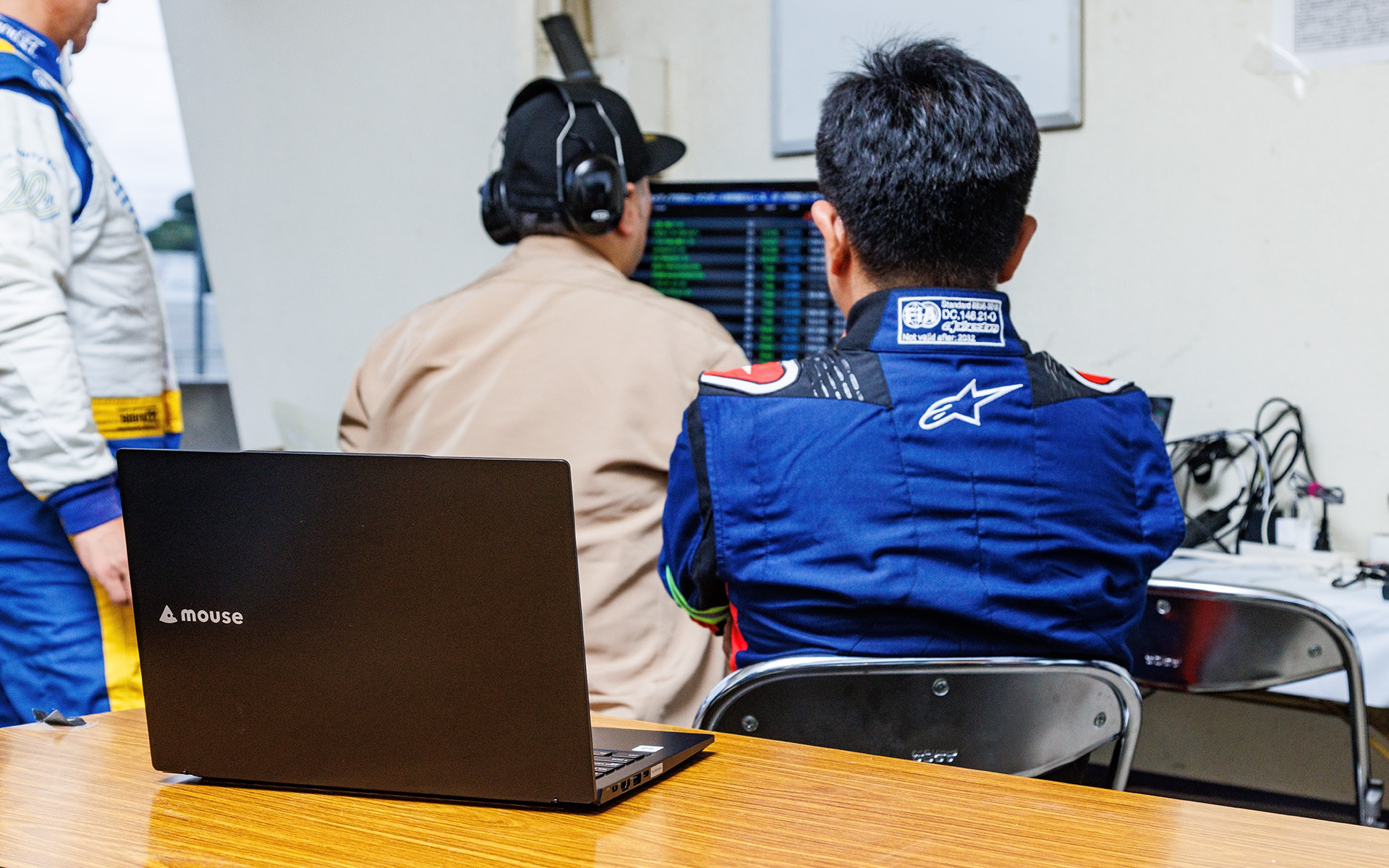 決勝がスタート。監督が数値を確認したり、スタッフと話し合ったりしながらレースを展開していく