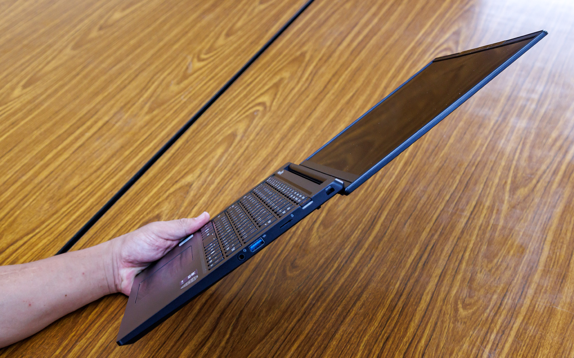 <a href="https://www.mouse-jp.co.jp/store/g/gmpro-g4i7u01bkdbaw101dec/?adid=pa_carwt_2410_car_mpro&utm_source=carwt&utm_medium=content-text&utm_campaign=2410_car_mpro&utm_content=pr" class="n" target="_blank">MousePro G4-I7U01BK-D</a>の画面は180度まで開くことができるため、対面で話し合うときにも便利だ