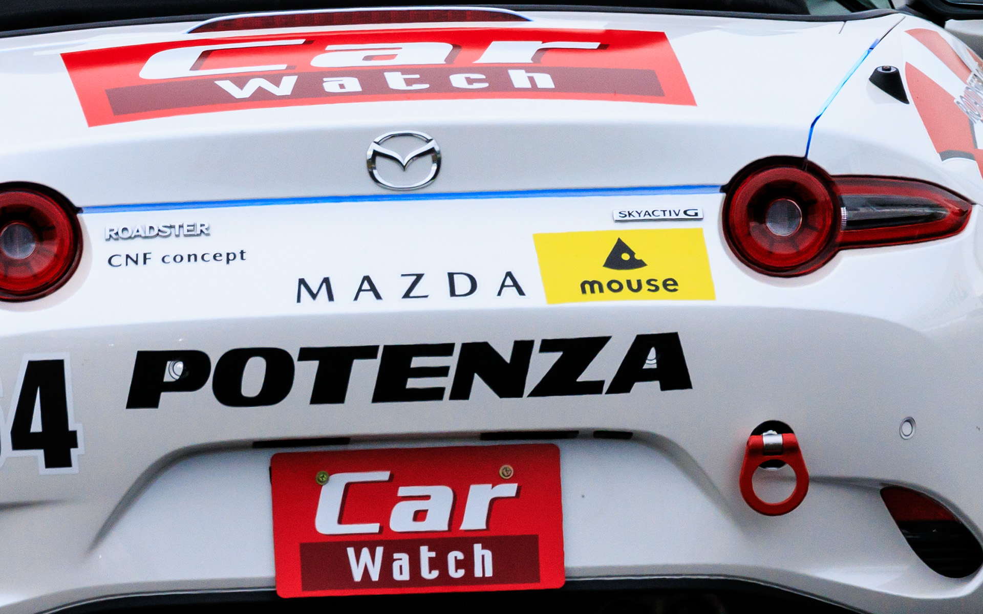 今回は、おなじみのチーズのイラストとMOUSEの文字が描かれた特製ステッカーを作成。ロードスターのボンネットとリアボディ、助手席ドア内側に特製ステッカーを貼り付け、一緒に筑波サーキットを走った