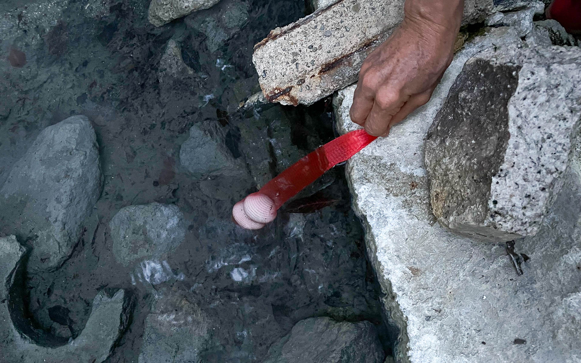 うっかり触ると大やけどする100℃近くある源泉に15分ほど漬けておくと半熟卵ができあがる。宿屋の裏にあります。