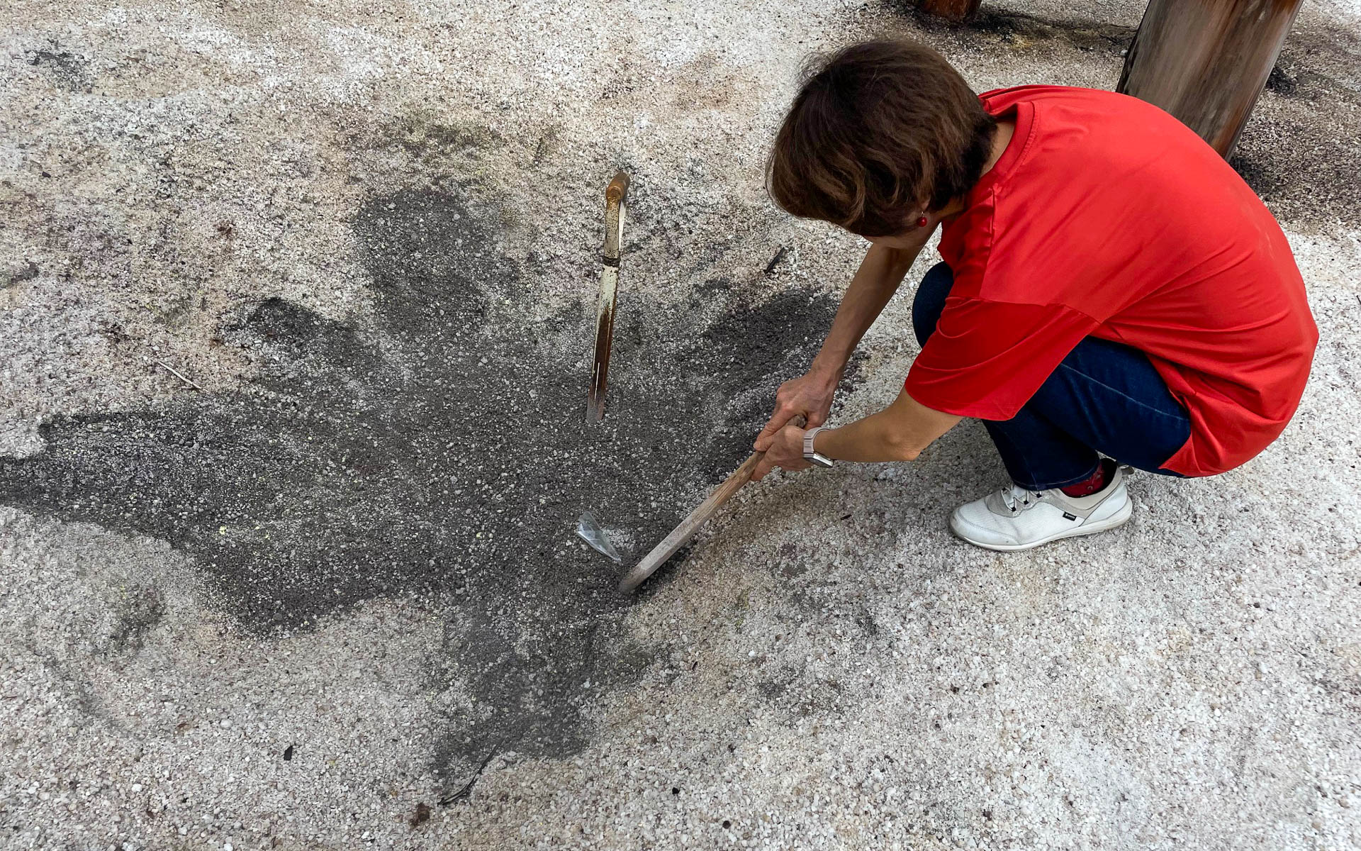 15分ほど登山（僕にとっては登山でした）すると、焼山の中腹に出る。硫黄の匂いが立ち込める白い広場で、砂場に穴を掘り、ジャガイモなどを入れておくと15分ほどで地熱調理が完成。野趣あふれるおやつだった