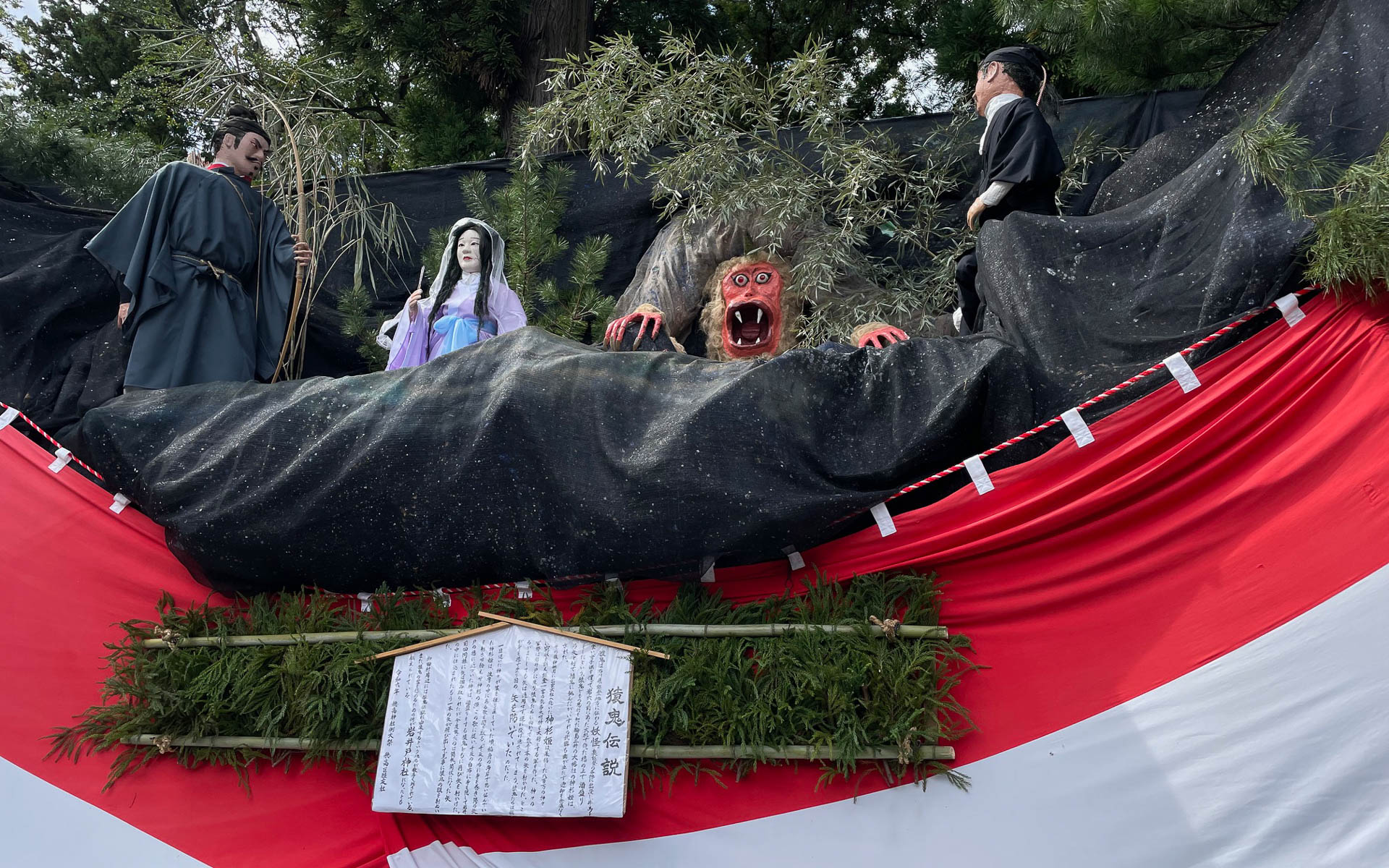 穂高神社では祭礼で山車が準備されていた。2台出ており、河童を題材にした山車と猿鬼を題材にした山車で、それぞれストーリー性があり写真は猿鬼伝説のもの。凝った話で面白い