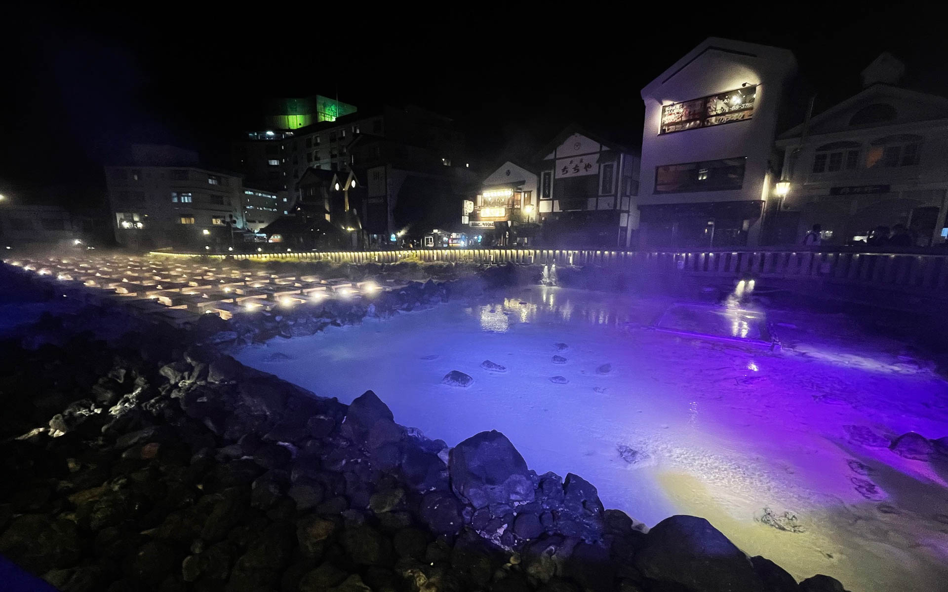 草津温泉はこの湯畑を中心に広がっている。夜はライトアップされ、湯畑はブルーの光に包まれる。温泉街はコンパクトで狭い道が縦横に走る。泊めてもらった雲龍館は小さいが、湯畑に近く心地よい時間が過ごせた