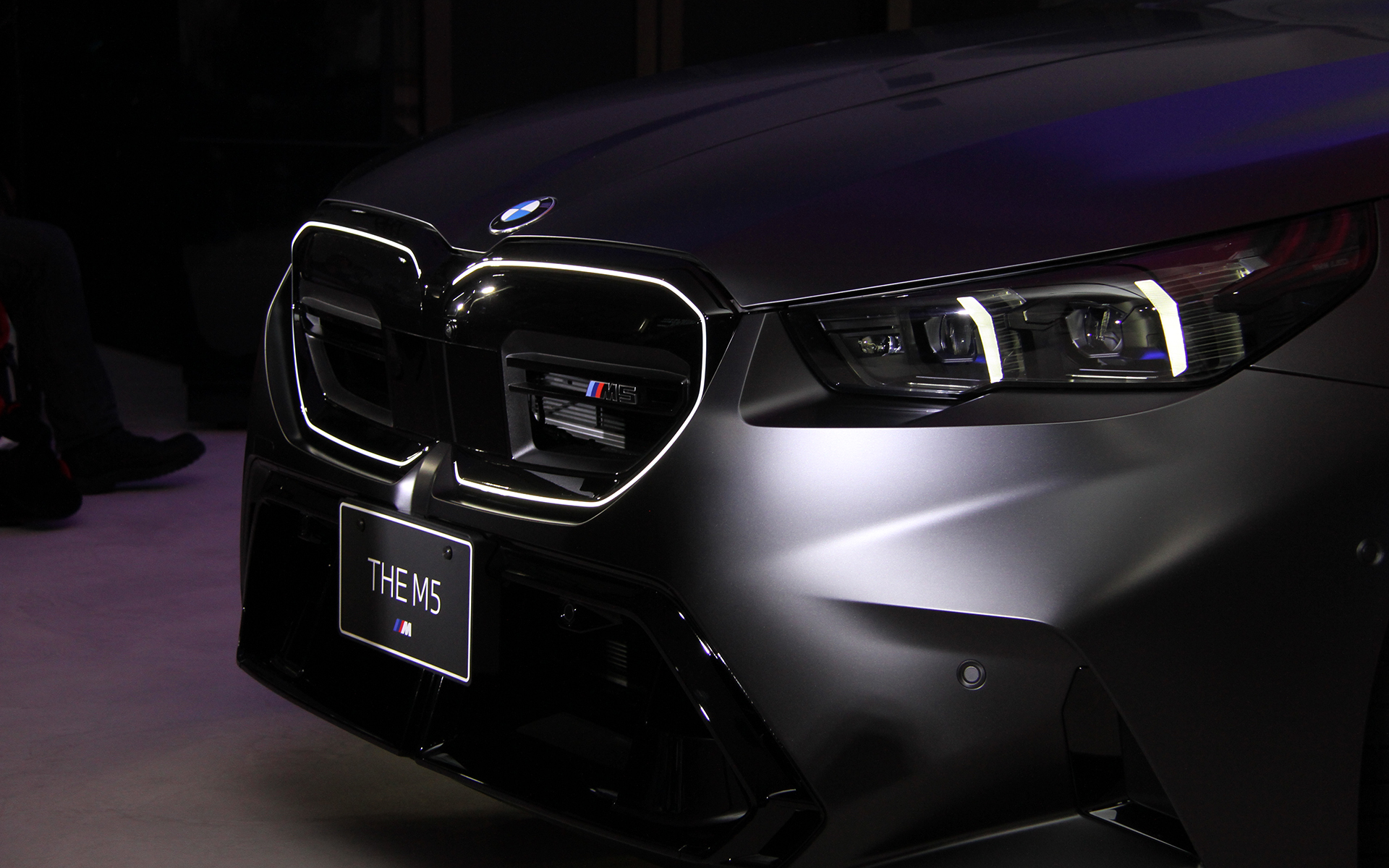 エクステリアでは5シリーズより75mmワイドなフロントフェンダー、48mmワイドなリアフェンダーなどが特徴的。タイヤはハンコック「VENTUS S1 evo Z」を装着