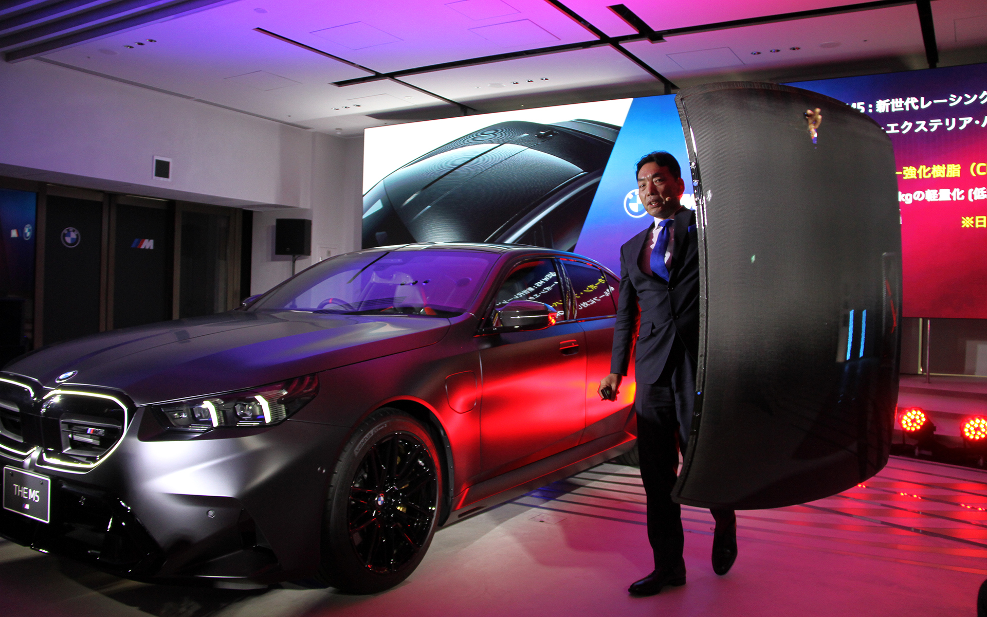 標準ルーフに対して30kgの軽量化を実現するCFRP製ルーフは、日本仕様では標準装備される