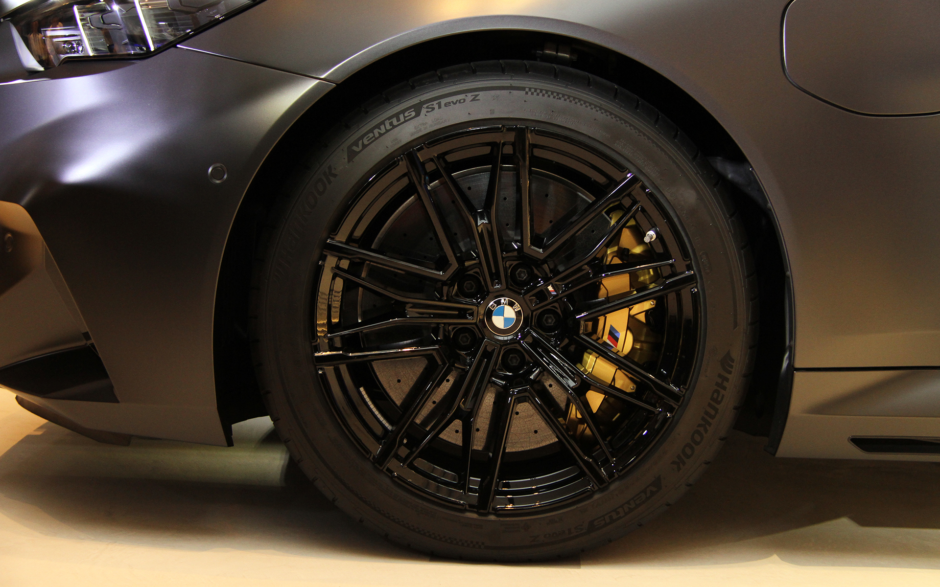 エクステリアでは5シリーズより75mmワイドなフロントフェンダー、48mmワイドなリアフェンダーなどが特徴的。タイヤはハンコック「VENTUS S1 evo Z」を装着