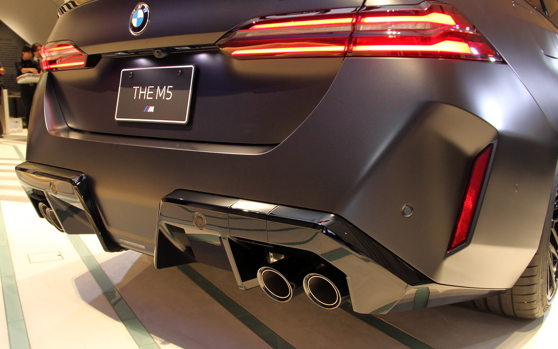 エクステリアでは5シリーズより75mmワイドなフロントフェンダー、48mmワイドなリアフェンダーなどが特徴的。タイヤはハンコック「VENTUS S1 evo Z」を装着