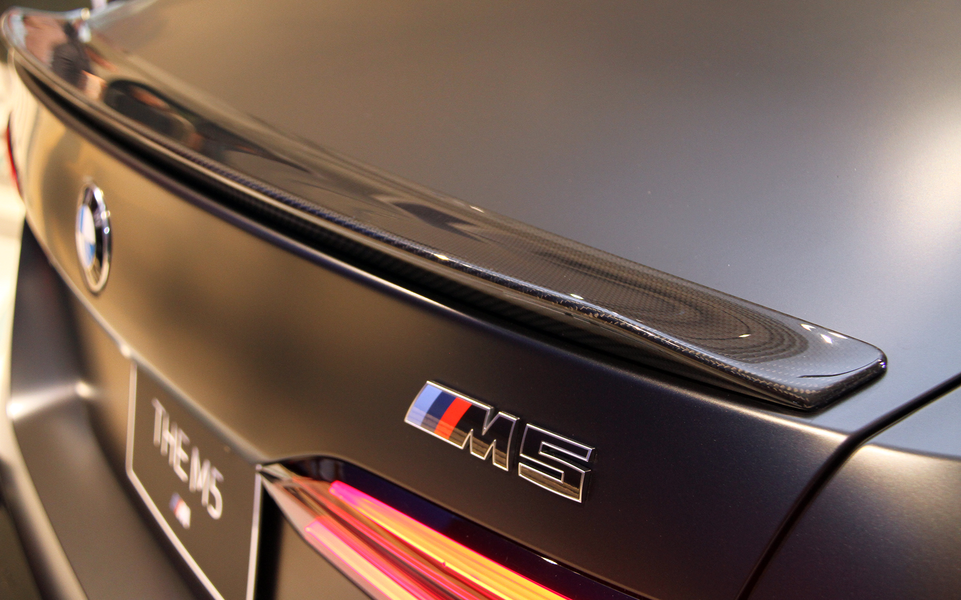 エクステリアでは5シリーズより75mmワイドなフロントフェンダー、48mmワイドなリアフェンダーなどが特徴的。タイヤはハンコック「VENTUS S1 evo Z」を装着