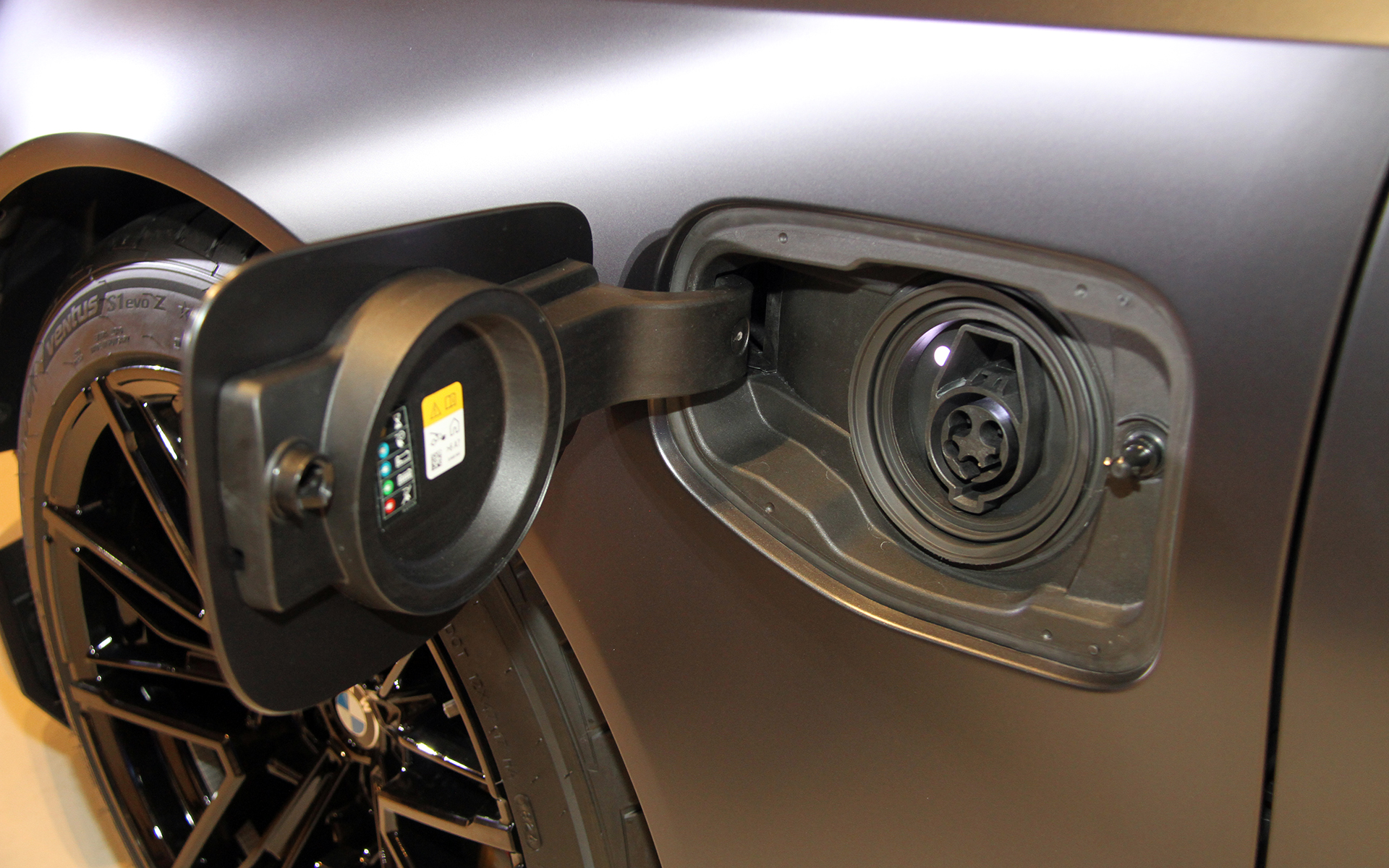 プラグインハイブリッドなので外部給電も可能