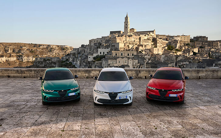 アルファ レッド、アルファ ホワイト、モントリオール グリーンの3色を用意