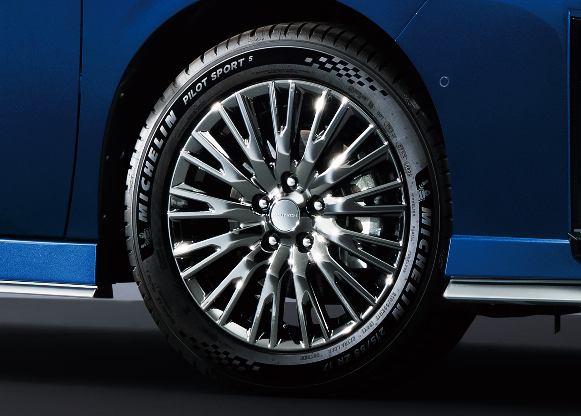 専用17インチダークグラファイトフィニッシュアルミホイール＆215/55ZR17（98Y）XLタイヤ （MICHELIN PILOT SPORT 5）