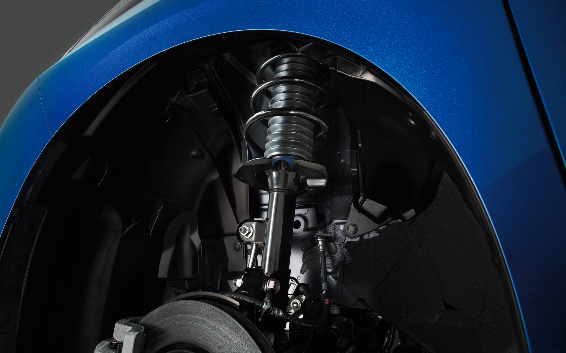 専用サスペンション（スプリング、ショックアブソーバー）