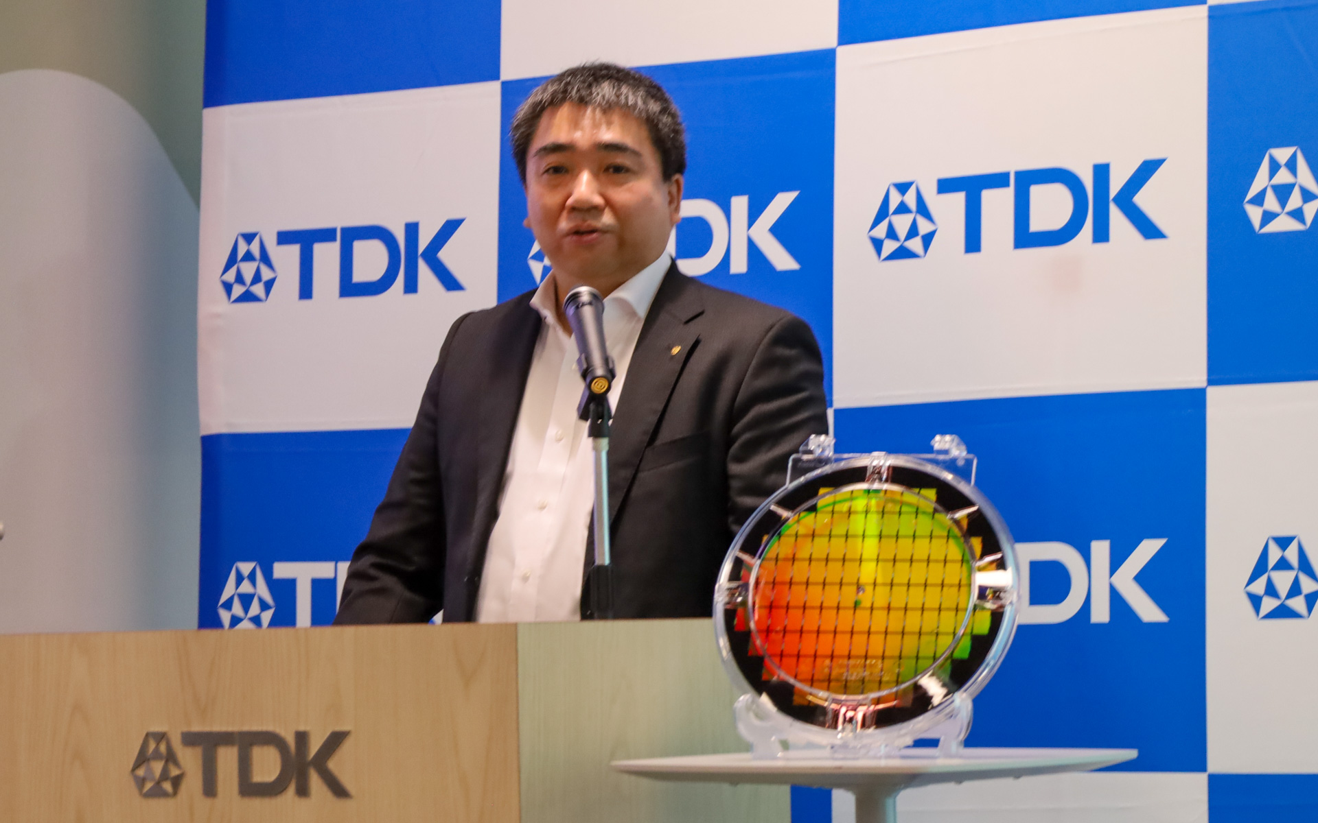TDK株式会社の技術・知財本部応用製品開発センター次世代電子部品開発部第 2 開発室 担当課長 柴田竜雄氏からはスピンメモリスタの特長などについて説明がされた