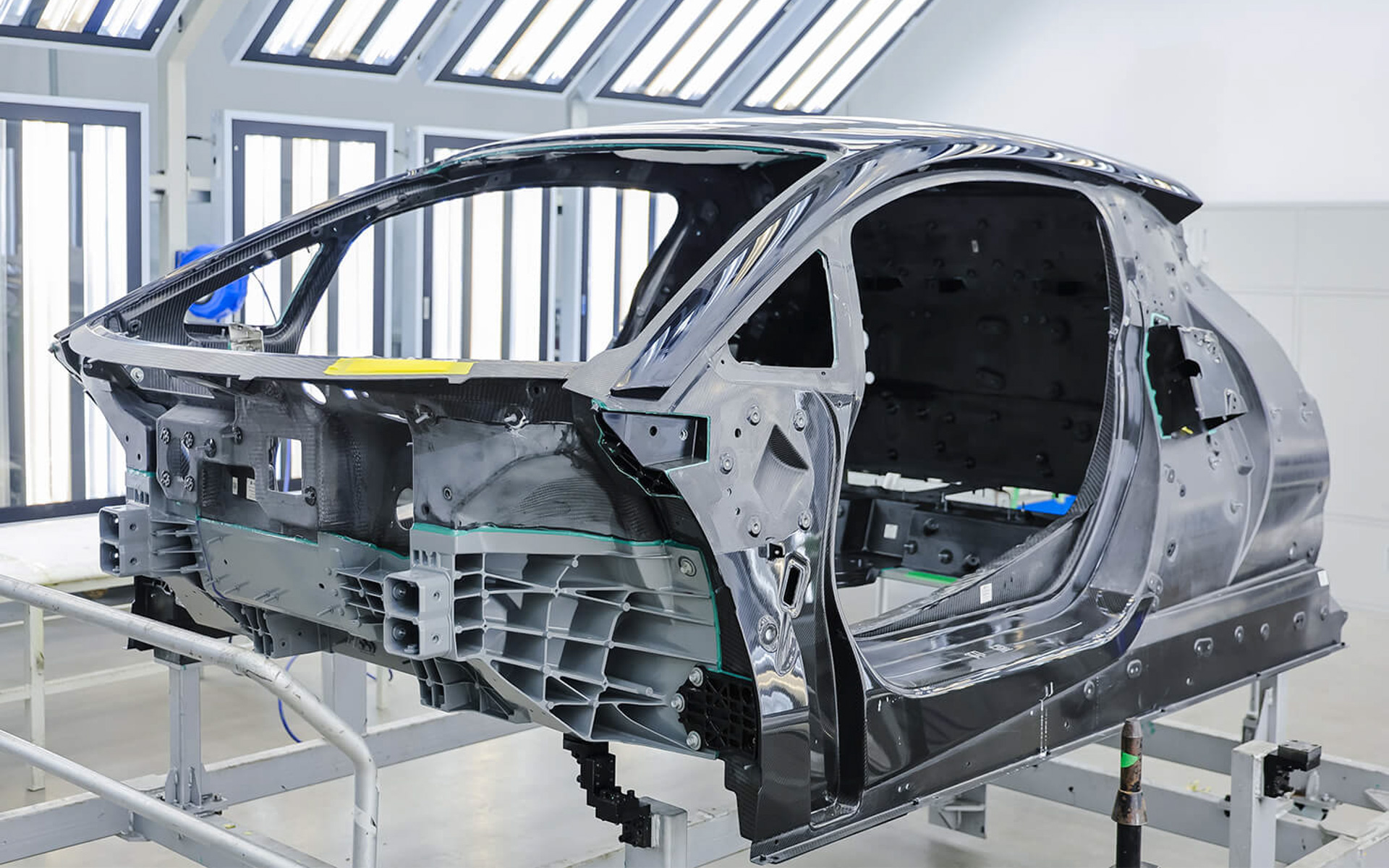 「YANGWANG U9」は中国国内初の量産モデルとしてカーボンファイバー製の車体構造部品を採用