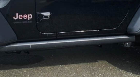 17インチアルミホイール、ロックレール、フリーダムトップ3ピースモジュラーハードトップ（ブラック）、LEDテールランプなどを標準装備