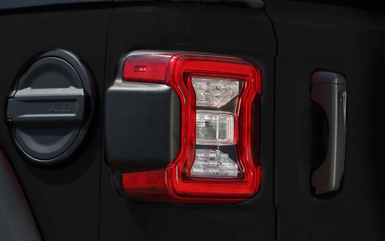 17インチアルミホイール、ロックレール、フリーダムトップ3ピースモジュラーハードトップ（ブラック）、LEDテールランプなどを標準装備