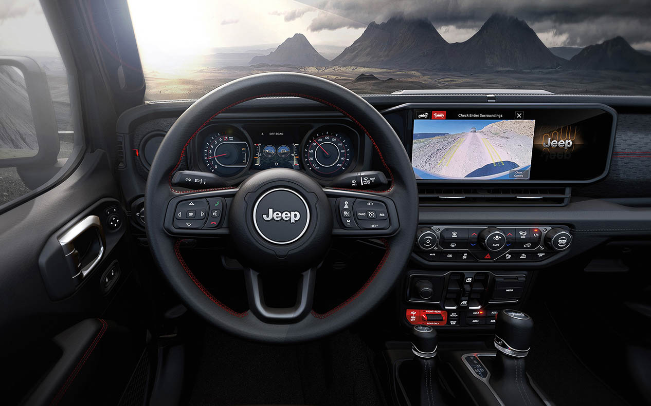 革巻きシフトノブ、テクノレザーステアリングホイール（写真は海外仕様。日本仕様は右ハンドル）