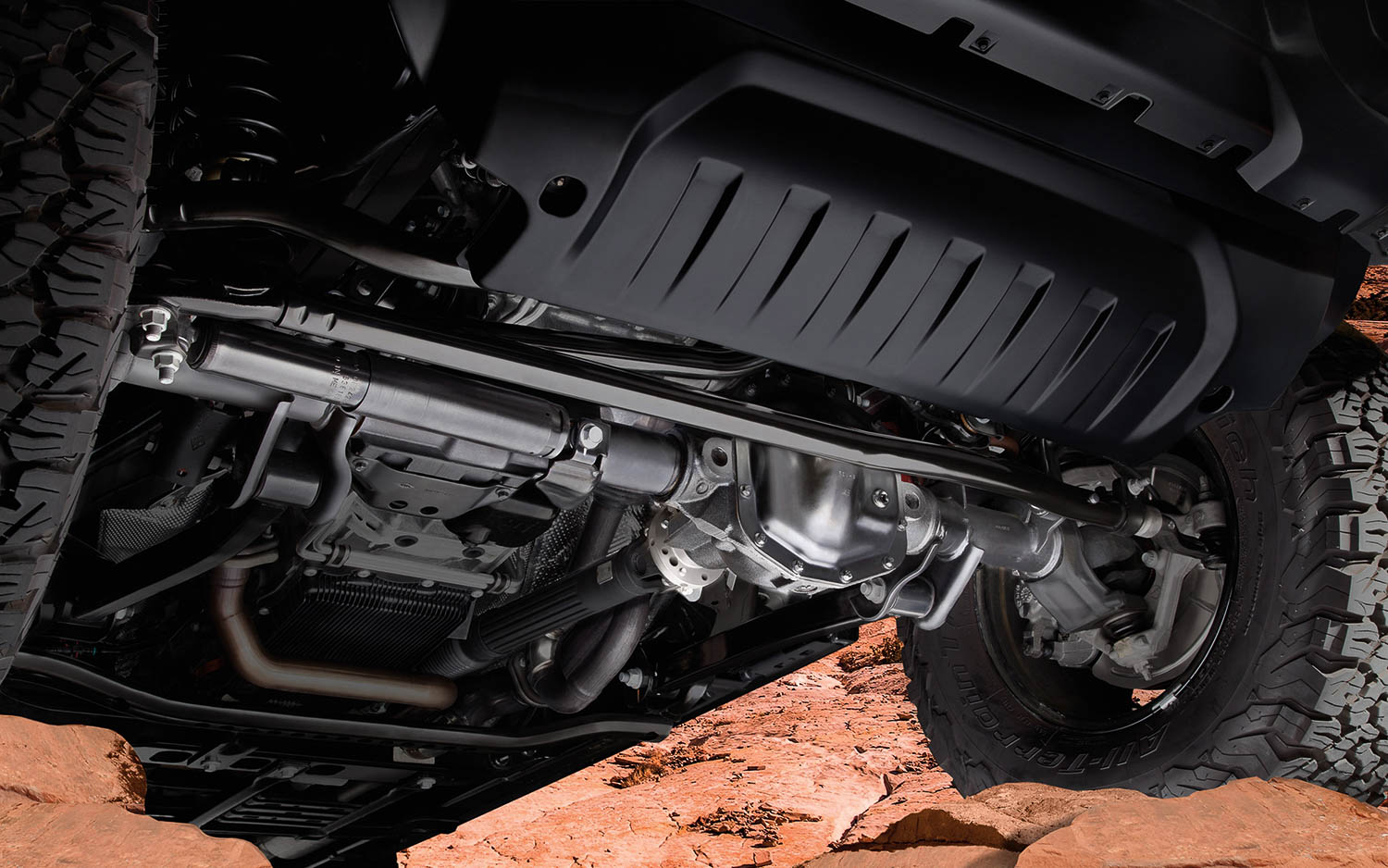 電子制御式フロントスウェイバーディスコネクトシステム、スキッドプレート（トランスミッション用、トランスファーケース用、フューエルタンク用）といった悪路走行装備も完備