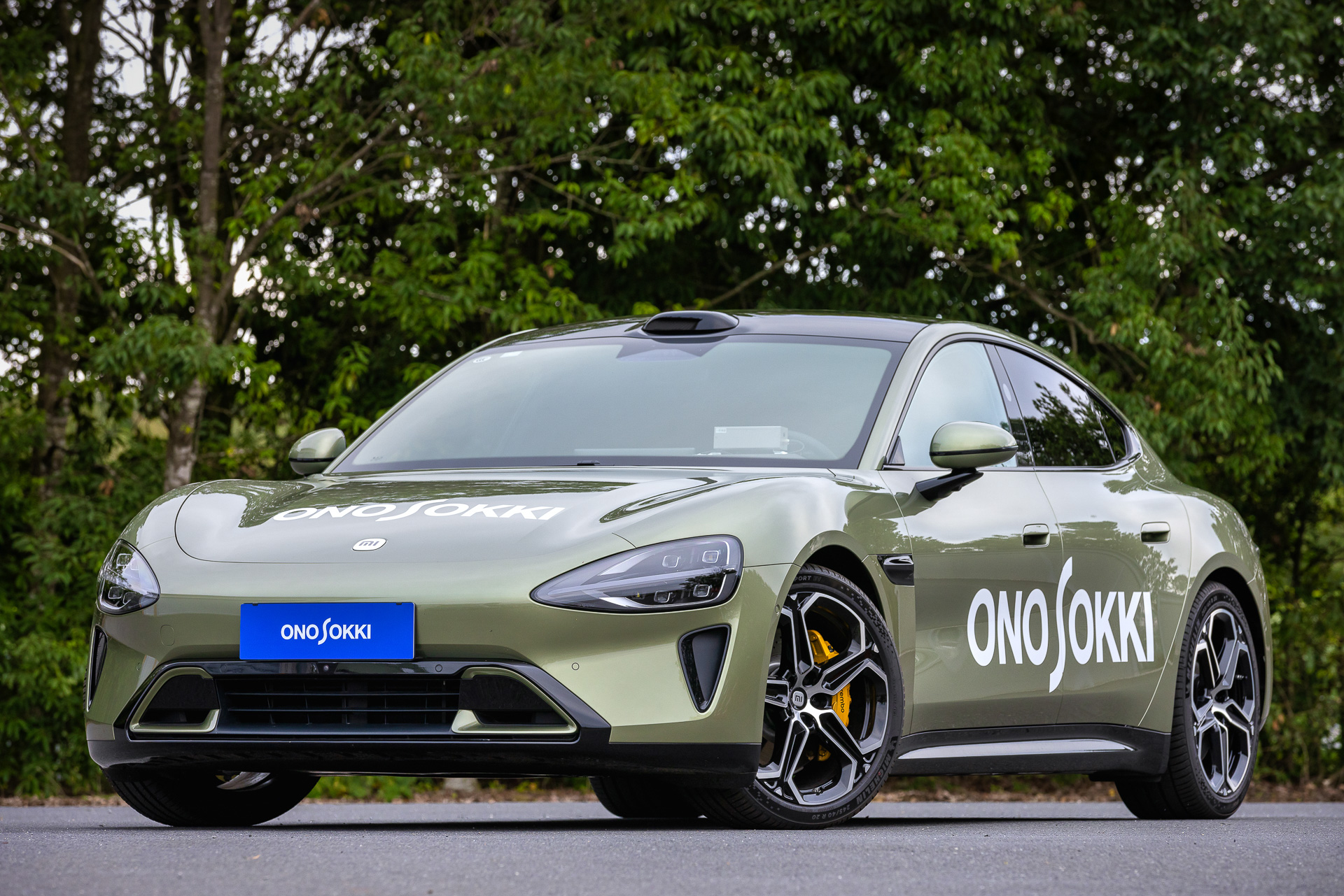 今回の試乗車はシャオミのスポーツバッテリEV「SU7 Max」。小野測器がベンチマーキングレポートのために購入した車両で、ボディサイズは4997×1963×1440（全長×全幅×全高）、ホイールベースは3000mm。101kWhの容量を持つCATL製の三元系リチウムイオンバッテリを搭載し、車両総重量は2655kgとした