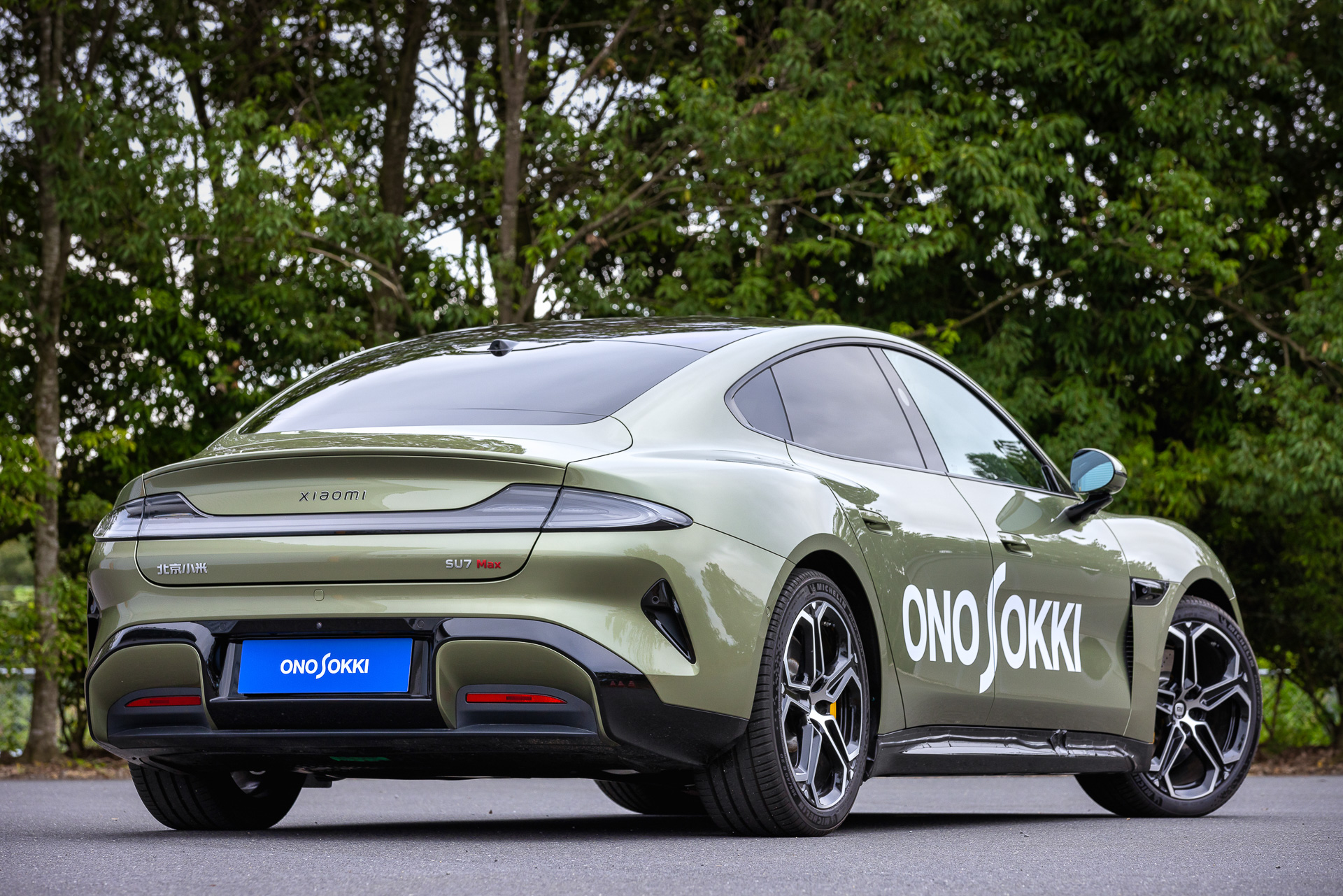 今回の試乗車はシャオミのスポーツバッテリEV「SU7 Max」。小野測器がベンチマーキングレポートのために購入した車両で、ボディサイズは4997×1963×1440（全長×全幅×全高）、ホイールベースは3000mm。101kWhの容量を持つCATL製の三元系リチウムイオンバッテリを搭載し、車両総重量は2655kgとした