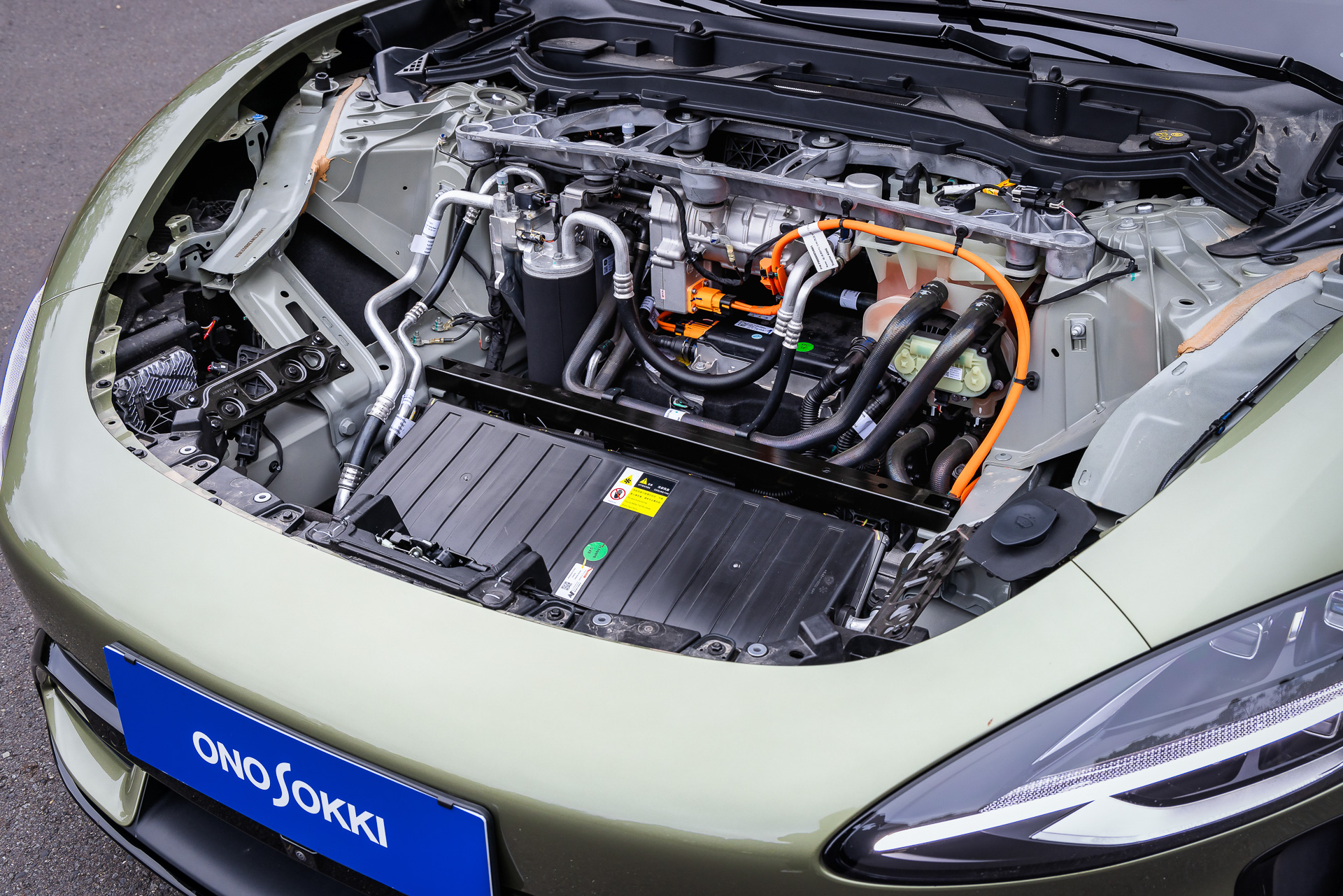 フロントフード下はこのようなレイアウト。フロントモーターは220kW/338Nm。リアモーターは275kW/500Nmを発生し、トータルの出力は495kW（673PS）となっている