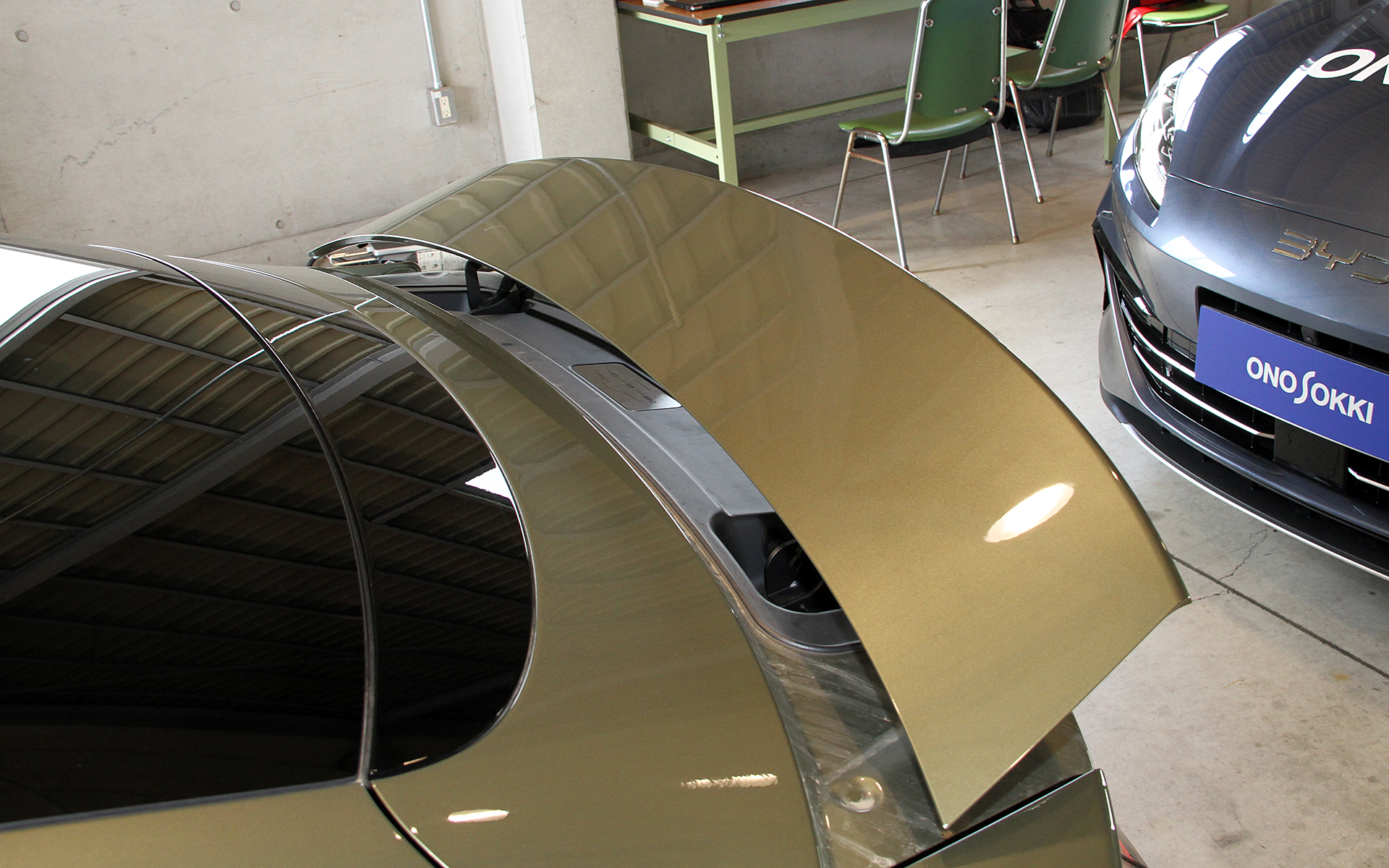 電動リアウイングは中央のディスプレイから操作が行なえる