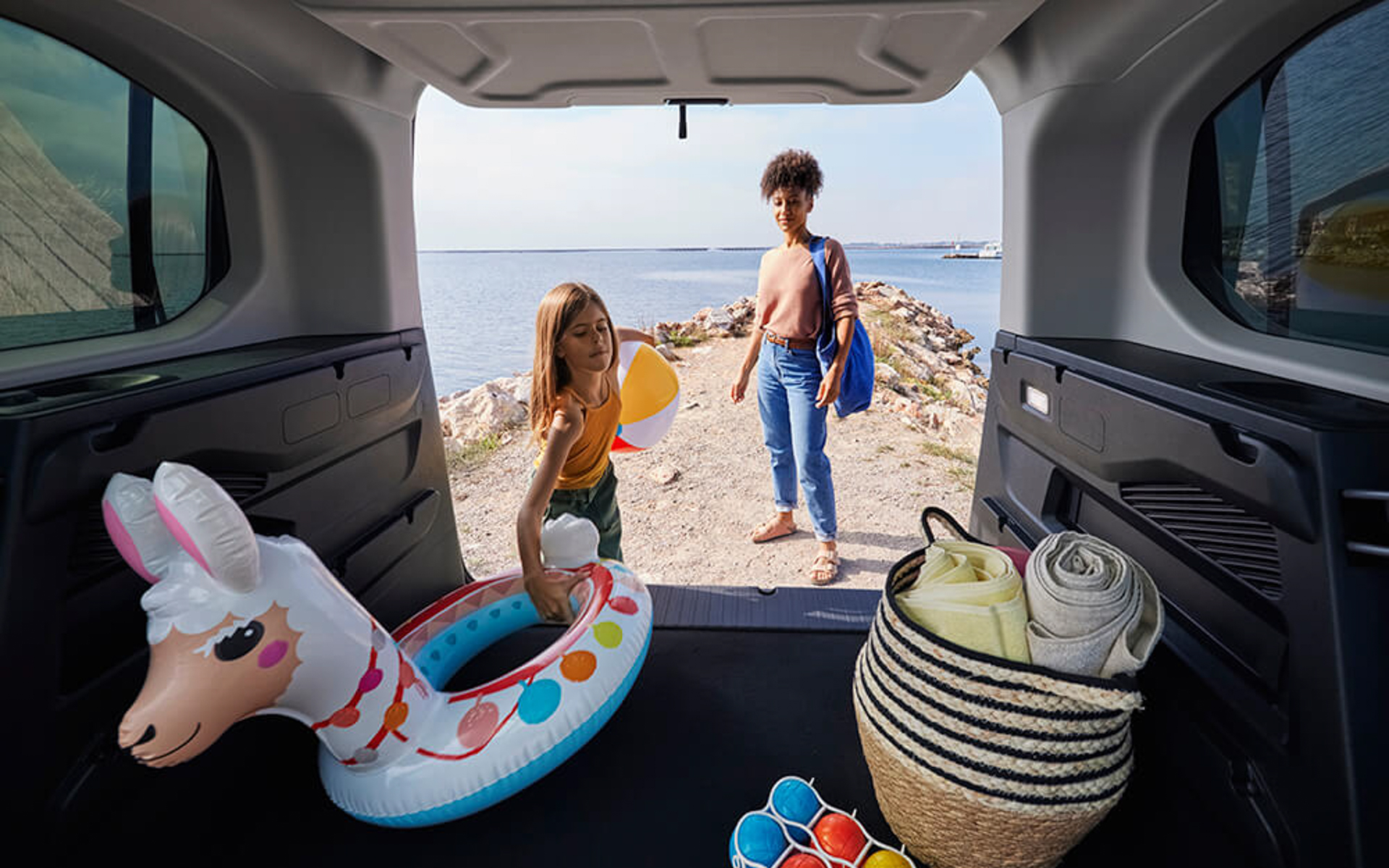 20か所以上の収納スペースを備えるほか、7人乗りモデルは最大ラゲッジ容量2693L、5人乗りモデルは最大ラゲッジ容量2126Lを確保する