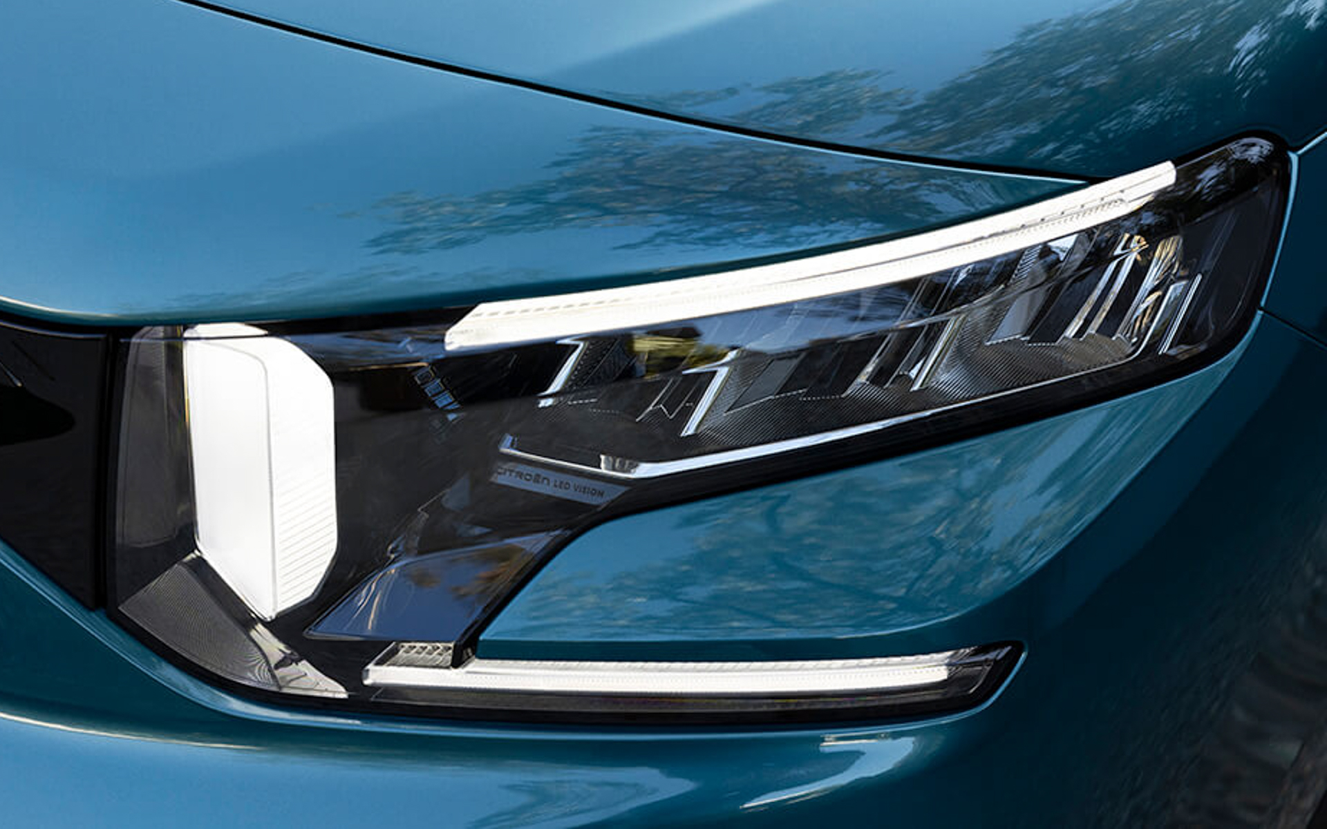 特徴的なヘッドライト