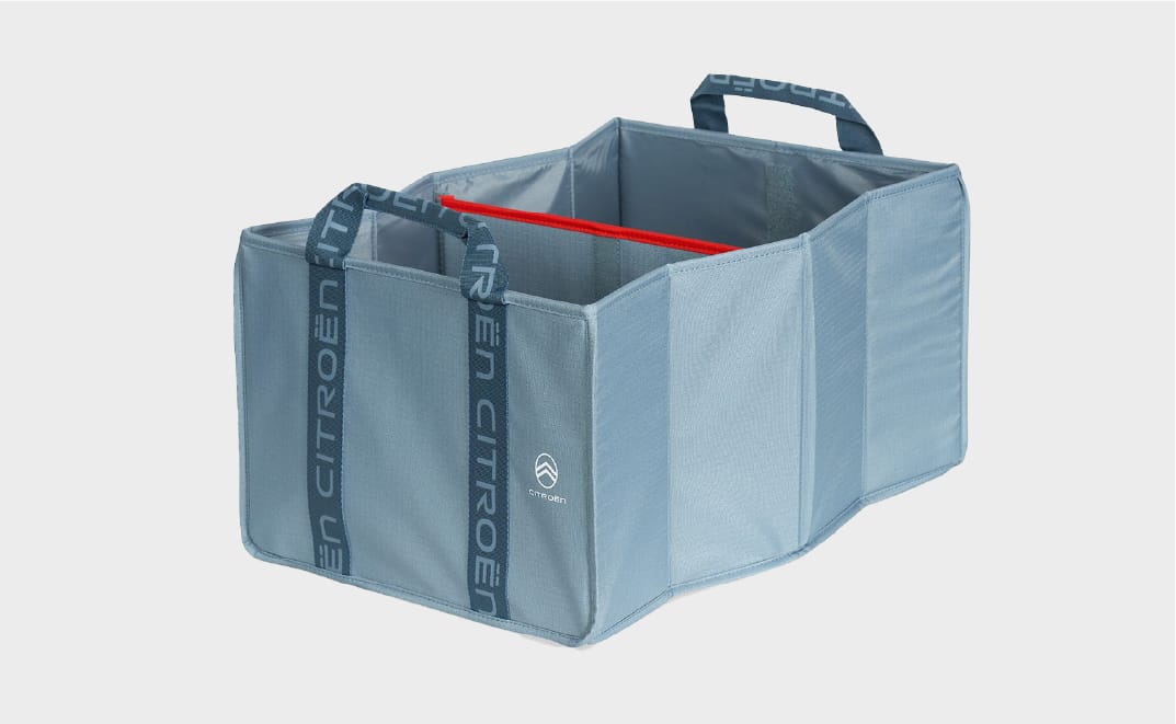 レジャーアイテムやキャンプ道具などをスッキリ収納して持ち運べるトランクルーム用オーガナイザー。サイズは50×26cm（横×縦） 容量は40L