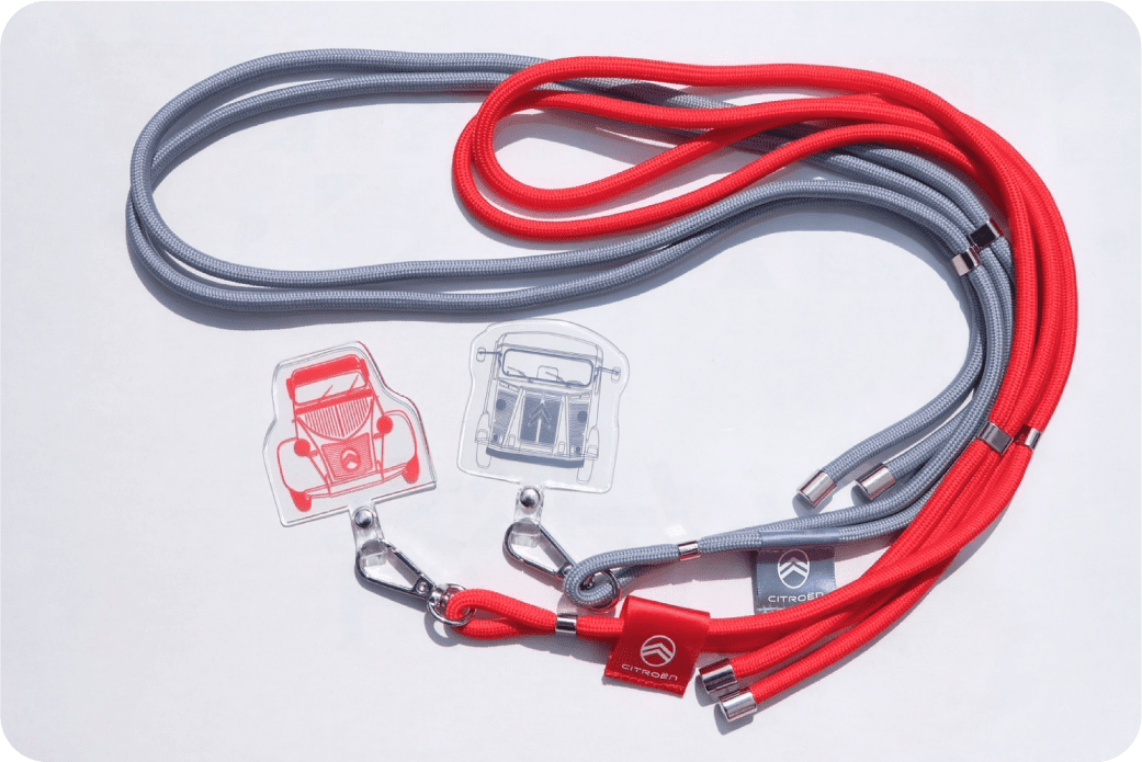 シトロエンオリジナルスマホストラップ。色は選べない。数に限りあり。なくなり次第終了