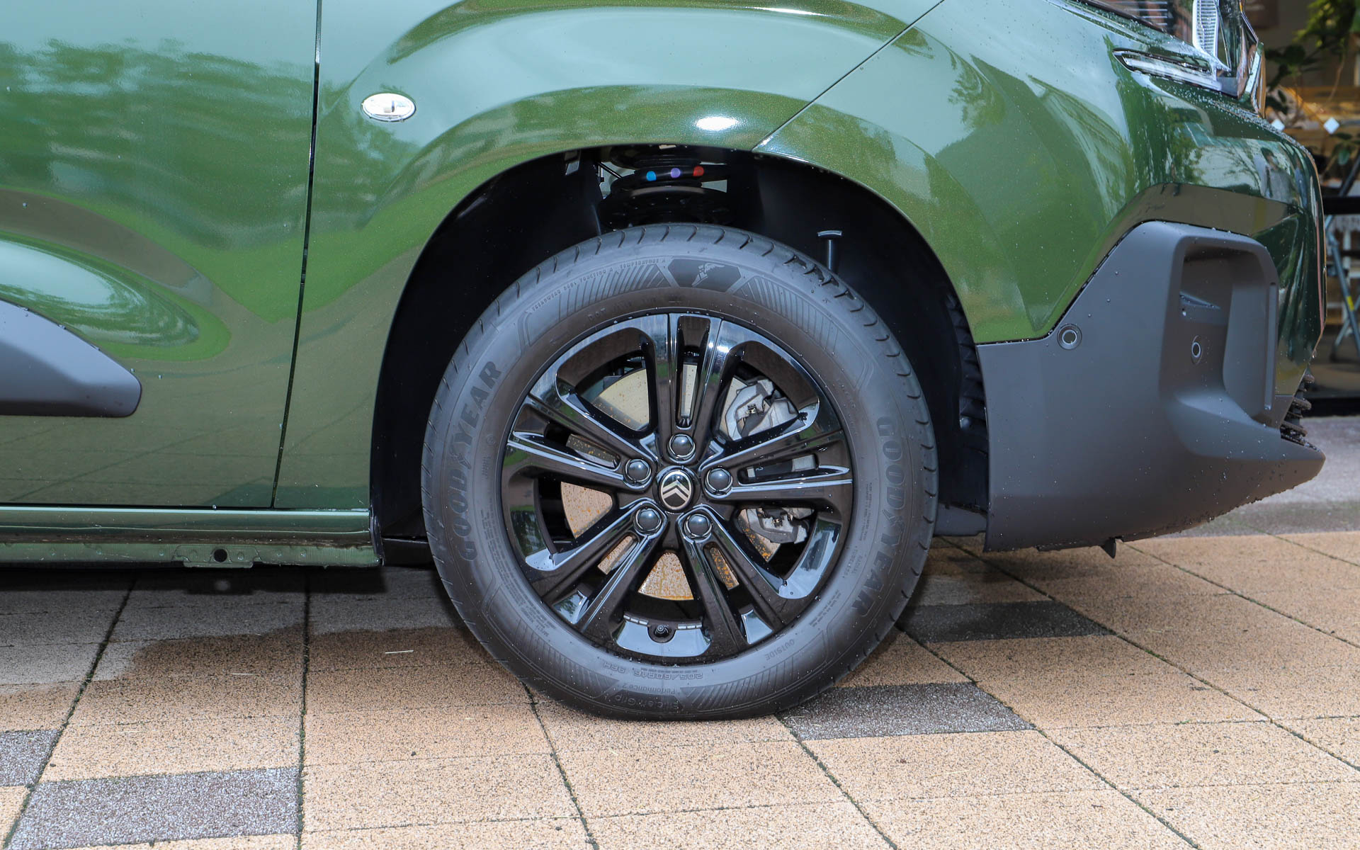 展示車両は16インチのアロイホイールに205/60R16サイズのグッドイヤー「エフィシエントグリップ パフォーマンス2」を装着