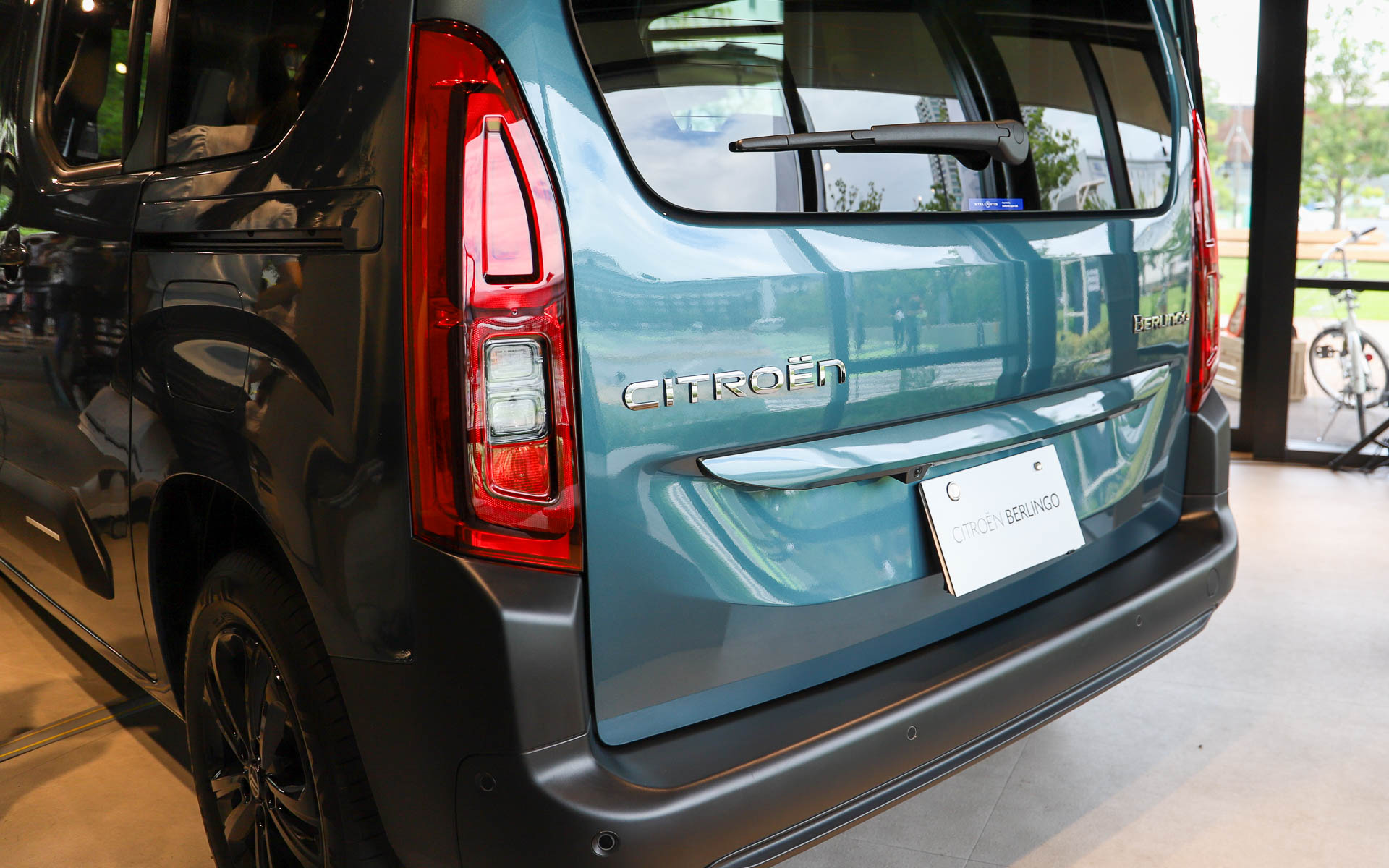 新型はリアゲートに「Citroën」「BERLINGO」のエンブレムだけを装着。ダブルシェブロンのロゴはなくなった