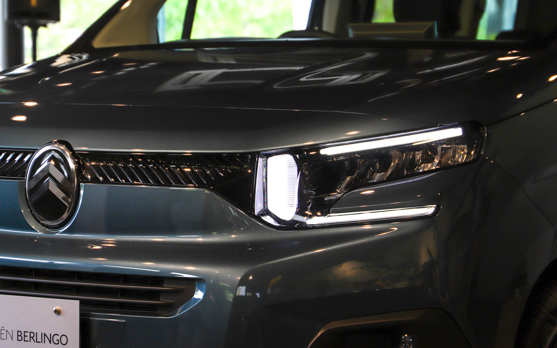 ヘッドライトは3つのパーツを組み合わせた新意匠となった