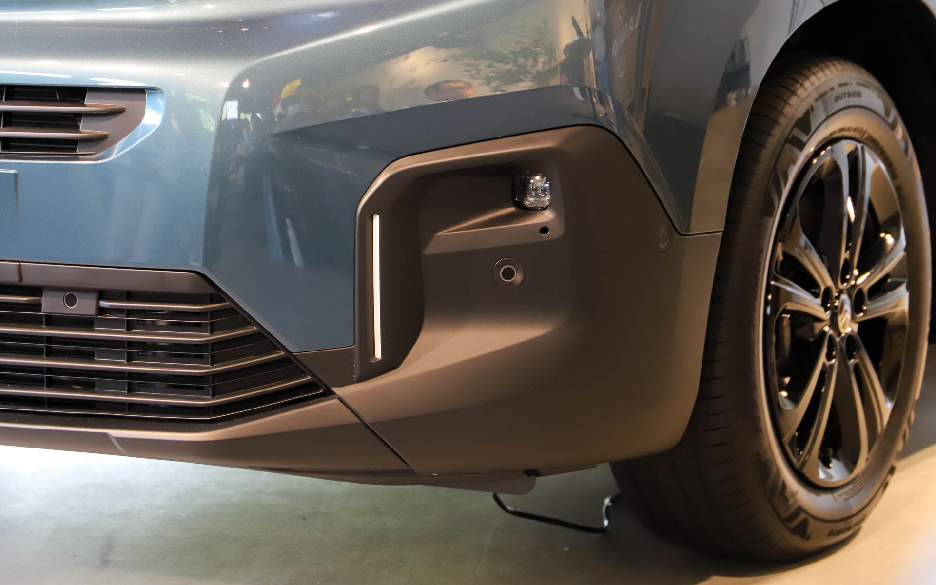 フォグランプまわりには縦型のアクセントカラーを配置