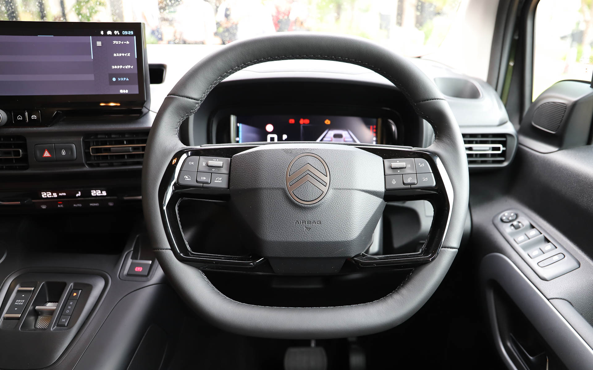 ステアリングのデザインも変更された