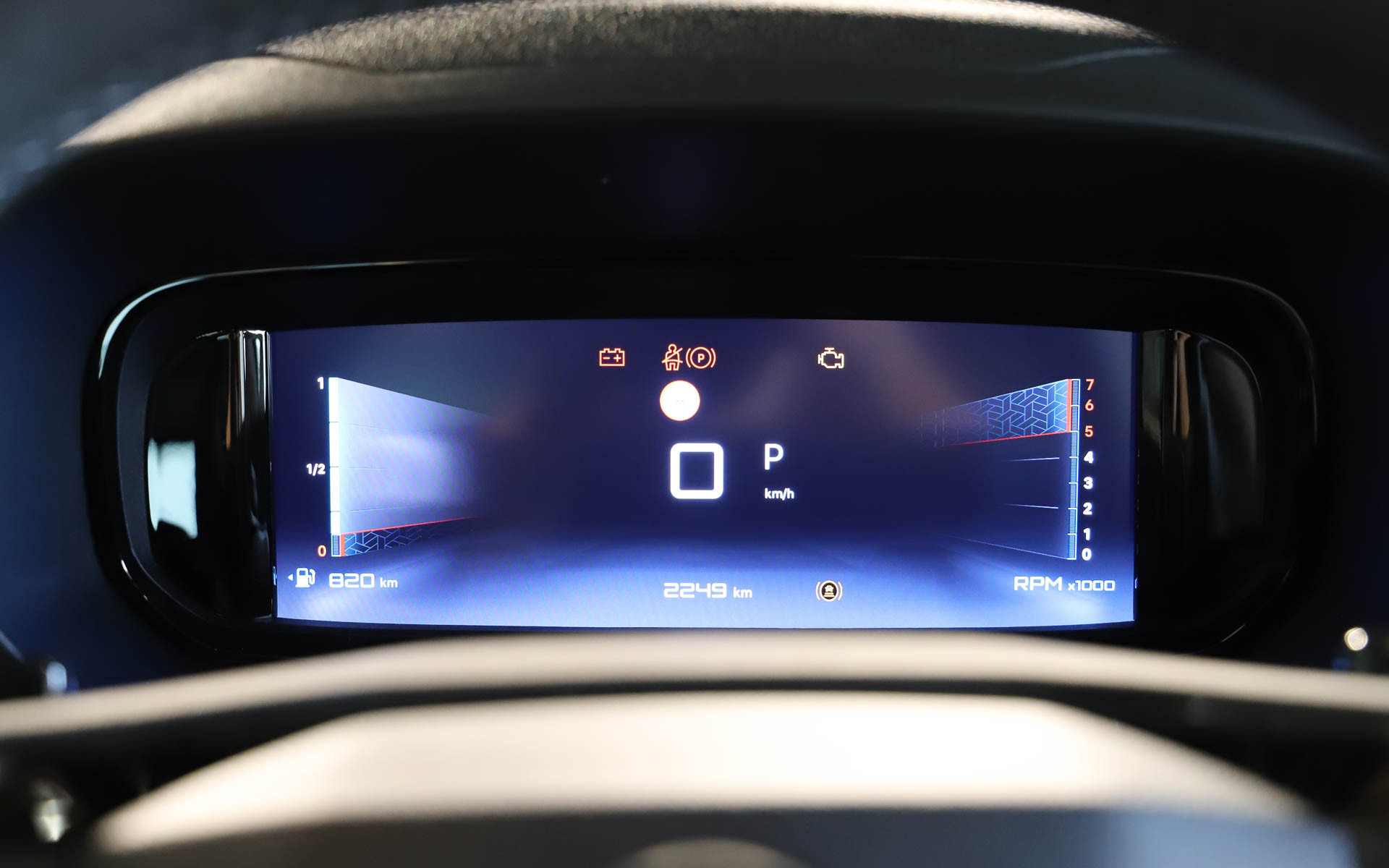 メーターはアナログ式から10インチのデジタルインストルメントパネルに変更