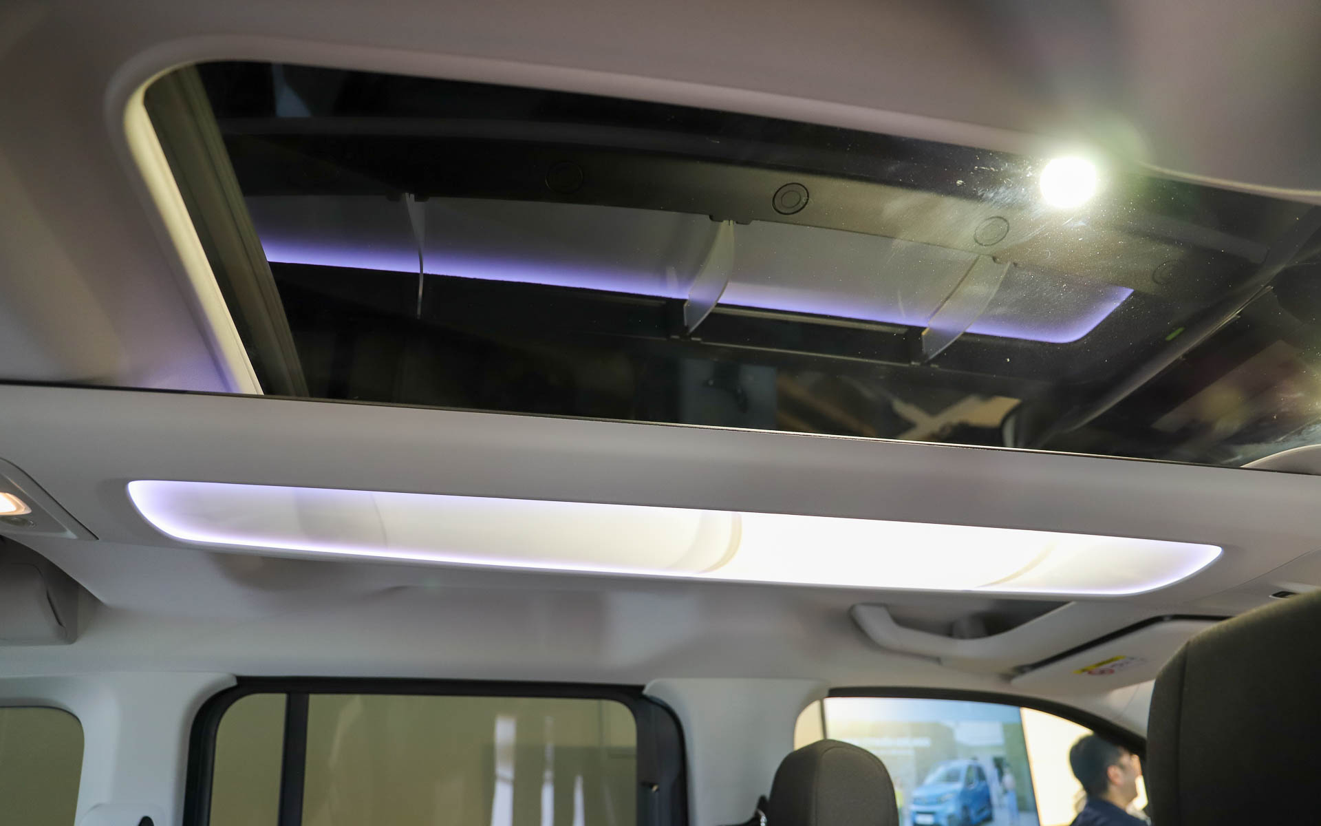 5人乗りのベルランゴ マックスに標準装備されるマルチパノラミックルーフ「モジュトップ」。車内中央以外にもサンバイザー付近とラゲッジ側にも収納スペースがあり、約92Lの収納力を確保する