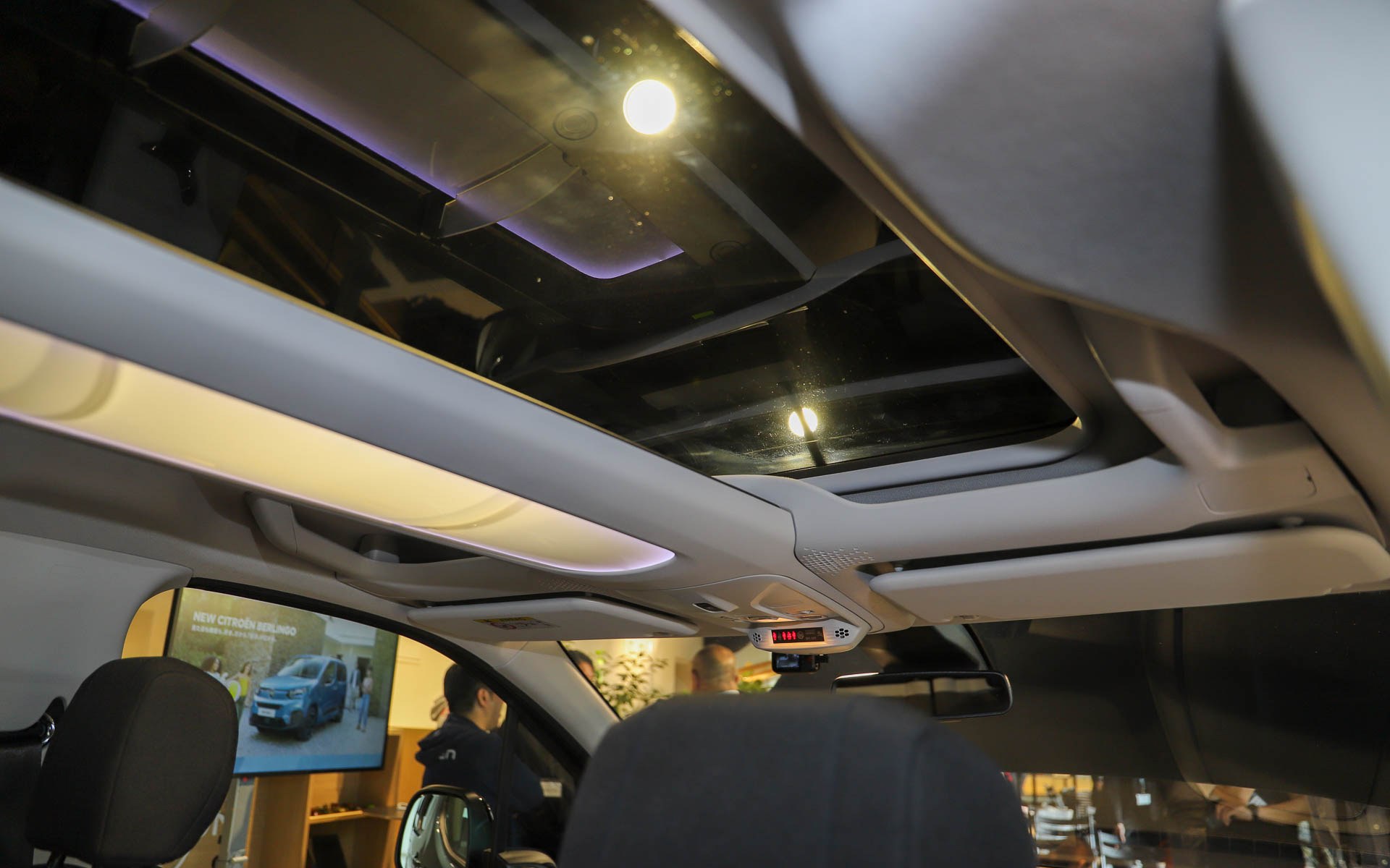 5人乗りのベルランゴ マックスに標準装備されるマルチパノラミックルーフ「モジュトップ」。車内中央以外にもサンバイザー付近とラゲッジ側にも収納スペースがあり、約92Lの収納力を確保する