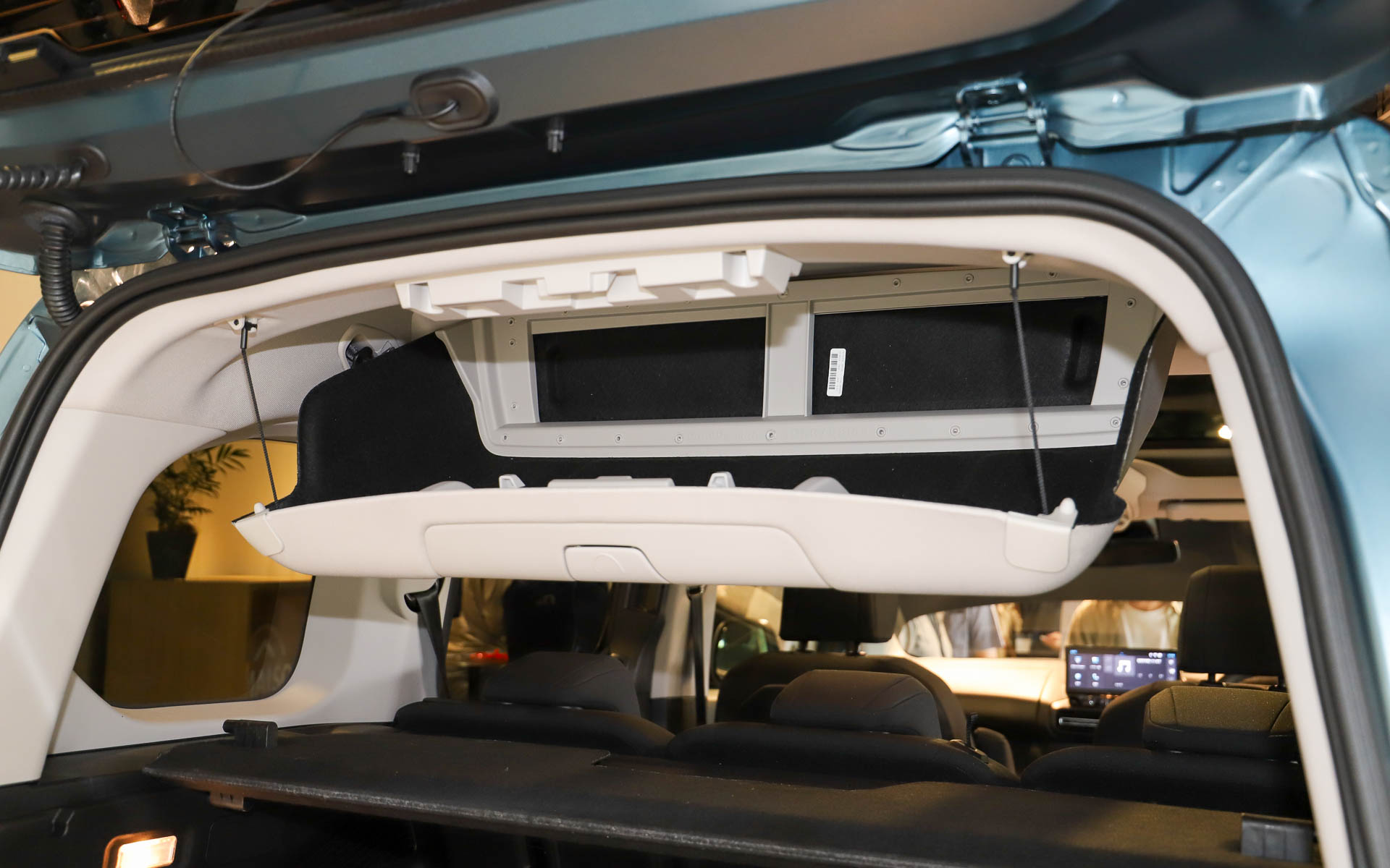 5人乗りのベルランゴ マックスに標準装備されるマルチパノラミックルーフ「モジュトップ」。車内中央以外にもサンバイザー付近とラゲッジ側にも収納スペースがあり、約92Lの収納力を確保する