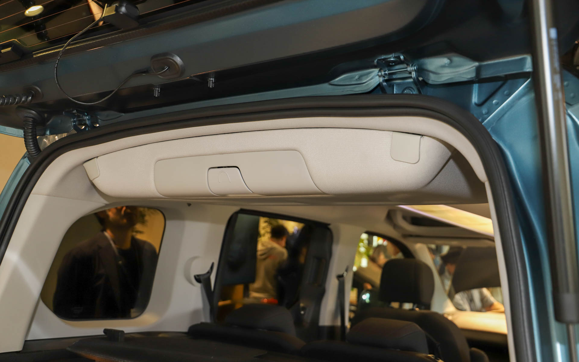 5人乗りのベルランゴ マックスに標準装備されるマルチパノラミックルーフ「モジュトップ」。車内中央以外にもサンバイザー付近とラゲッジ側にも収納スペースがあり、約92Lの収納力を確保する