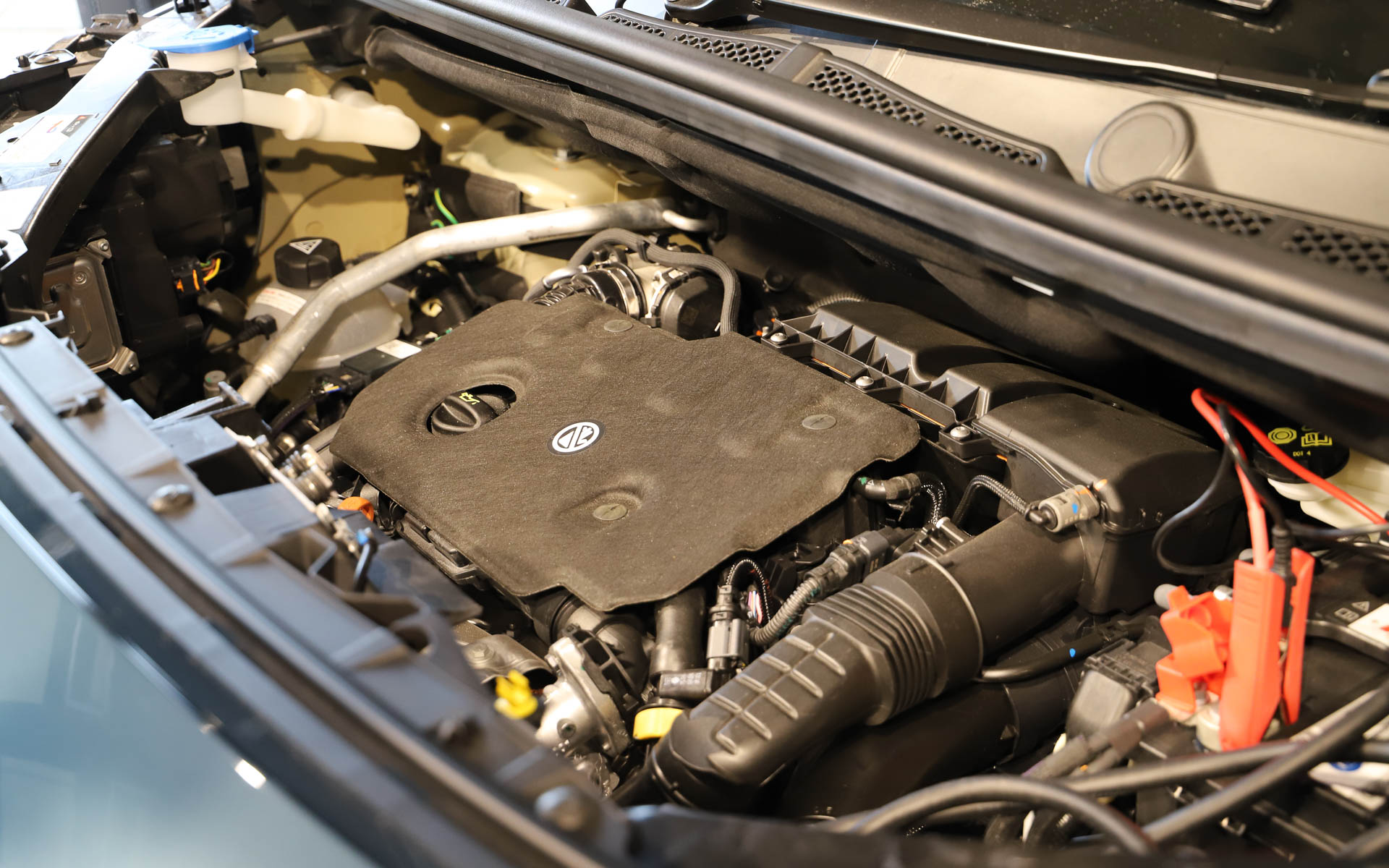 最高出力96kW（130PS）/3750rpm、最大トルク300Nm/1750rpmを発生する直列4気筒DOHC 1.5リッターディーゼルターボエンジンを搭載。トランスミッションは8速AT