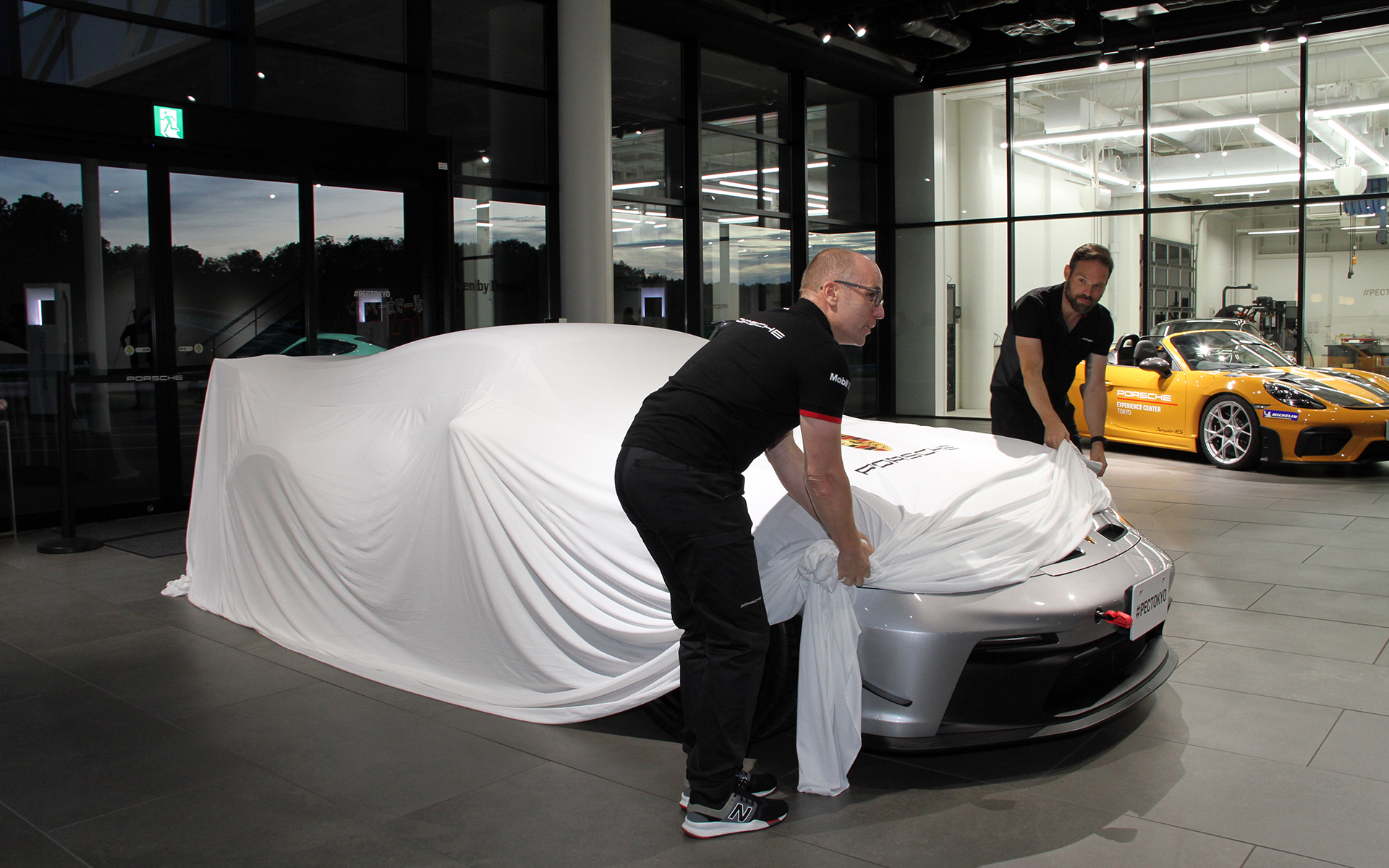 「ポルシェマンタイパフォーマンスキット」を装着する911 GT3のアンベールは、ポルシェジャパン代表取締役社長のフィリップ・フォン・ヴィッツェンドルフ氏が行なった