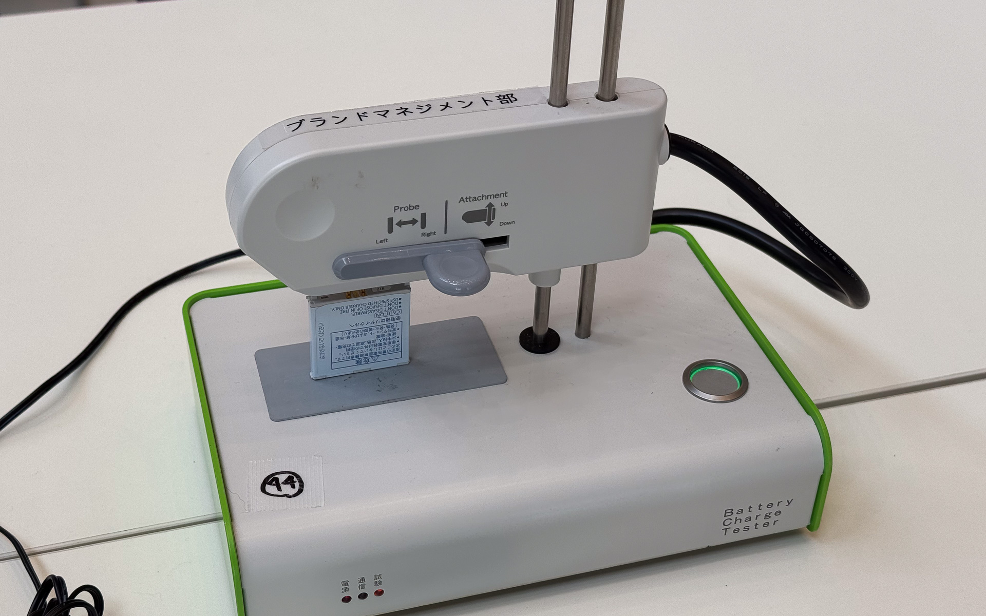 おもいでケータイ再起動用に作られた充電装置。2本のピンでバッテリに電力を送り込む