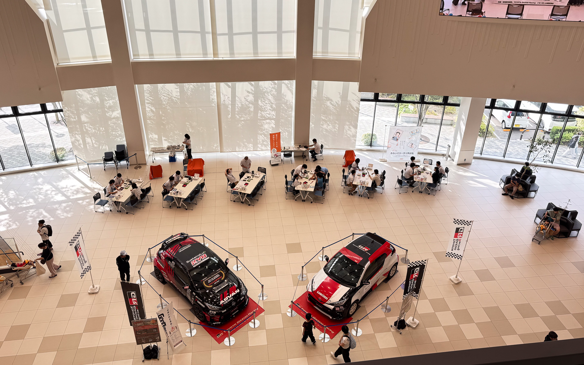 イオンモール新利府におけるおもいでケータイ再起動のイベント。ラリーマシンの展示とともに行なわれていた