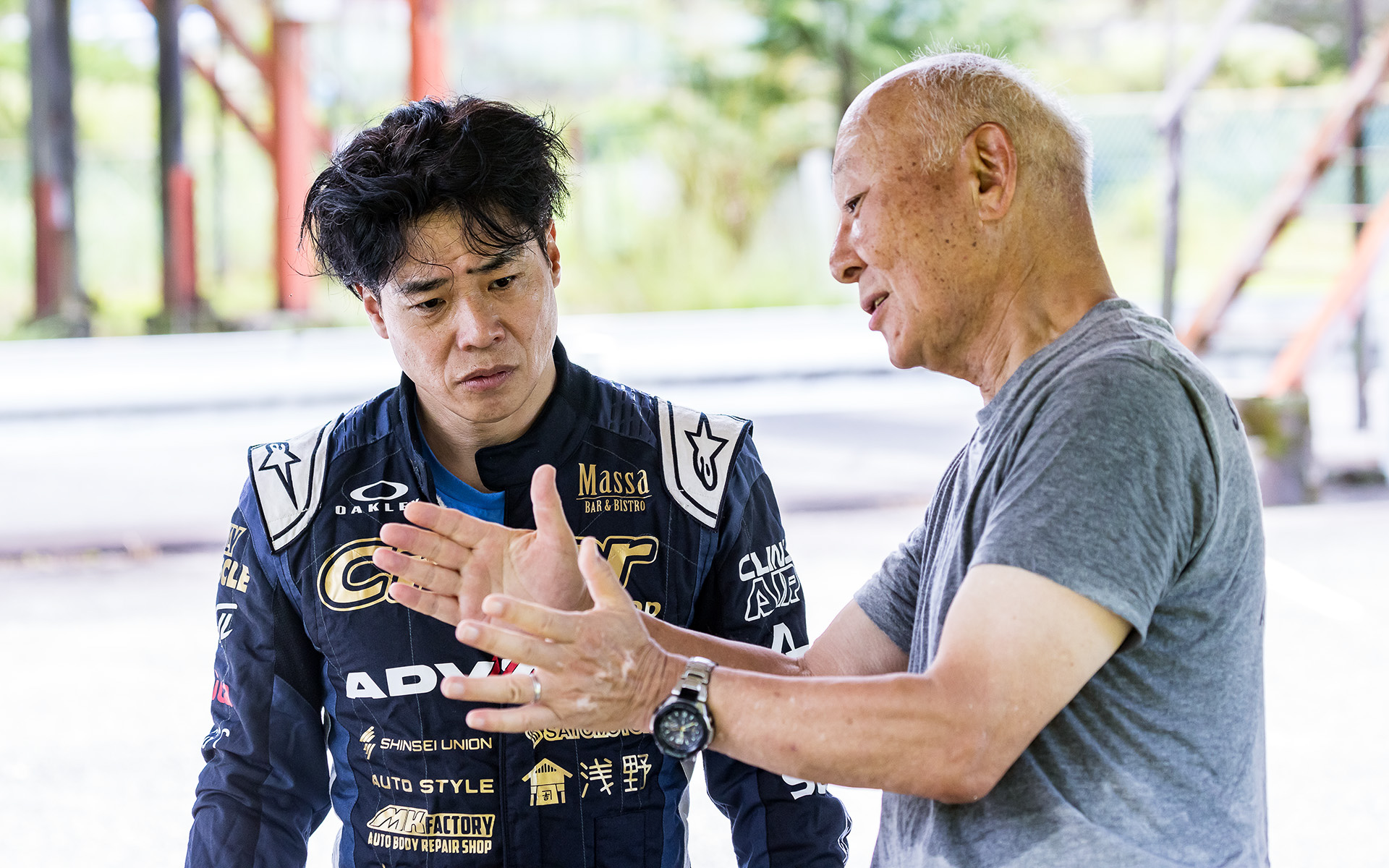 全日本ラリー選手権やラリージャパンに参戦している金メダリストの清水宏保さん。2021年のラリーチャレンジ参戦以降、ラリーでの挑戦を続けているが、おどろくことにこれまで運転について誰かに従事したことがなく、独学でこれまで続けてきたという。だがそこはトップアスリート、取材時に元ラリードライバーである日下部保雄氏からの言葉に熱心に耳を傾け、技能向上に役立ていた。このような向上心こそが清水さんの魅力であり、強みだと感じた