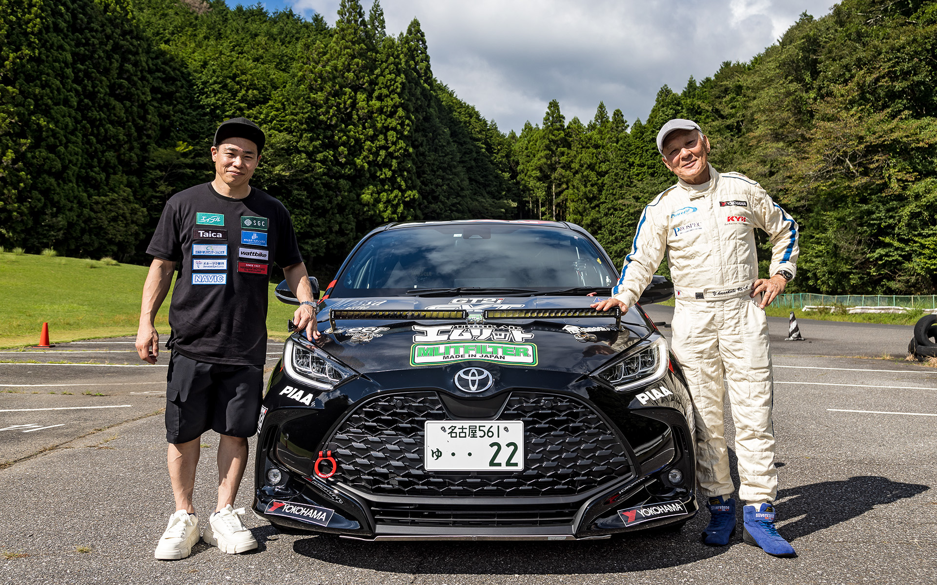 長野オリンピックのスピードスケートで金メダルを獲得した清水宏保さん（左）が駆る、ヤリス CVT仕様に乗る機会を得た