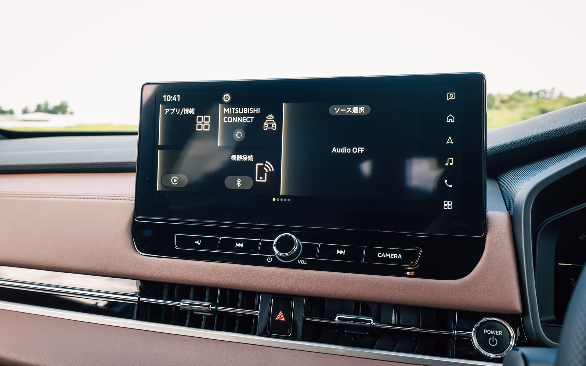 スマートフォン連携ナビゲーションはモニターサイズを従来の9インチから12.3インチに大型化。コネクティッド機能（MITSUBISHI CONNECT）の機能拡充により、ナビゲーション上でPlaces API（Googleによる目的地検索）やストリートビュー、航空写真ビューを見ることができる